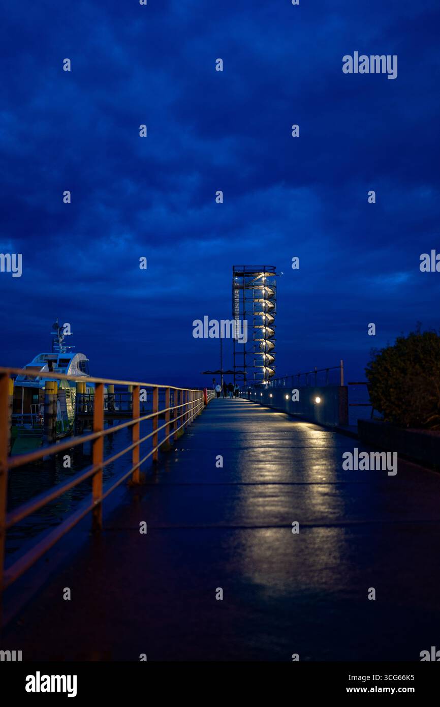 Moleturm Pier bei Nacht in Friedrichshafen, Bodensee Stockfoto