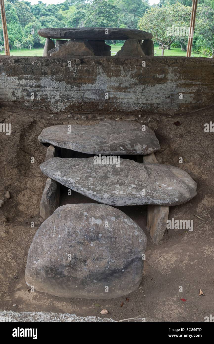 Steinplatten bedecken ein Grab im Archäologischen Park San Agustín, San Agustin, Departement Huila, Kolumbien Stockfoto