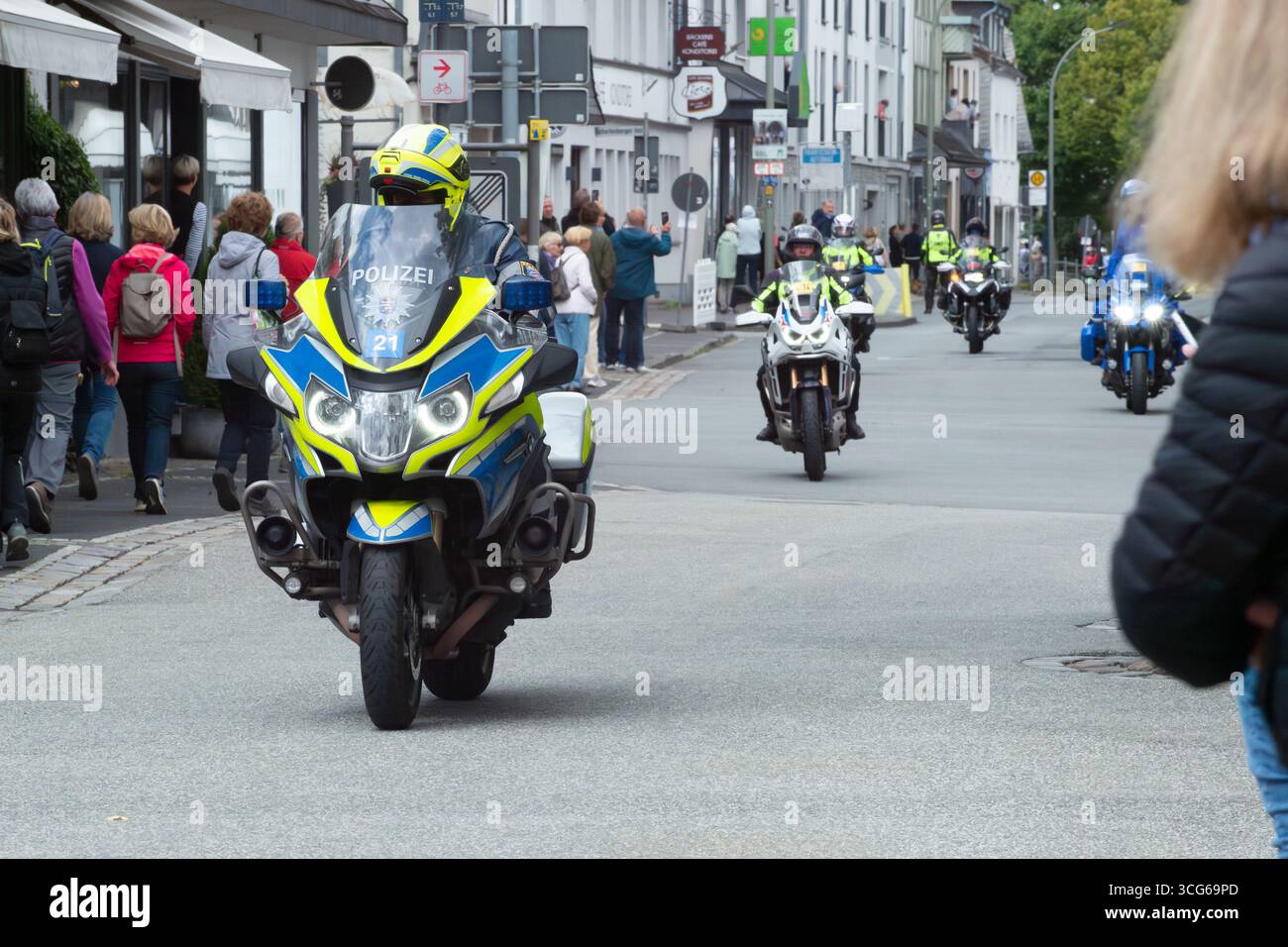 Brilon, Nordrhein-Westfalen, Deutschland – 23. August 2025: Die Lidl Germany Tour Kommt In Der Stadt An. Polizeimotorräder und Ein mobiles Motorrad-Team Stockfoto