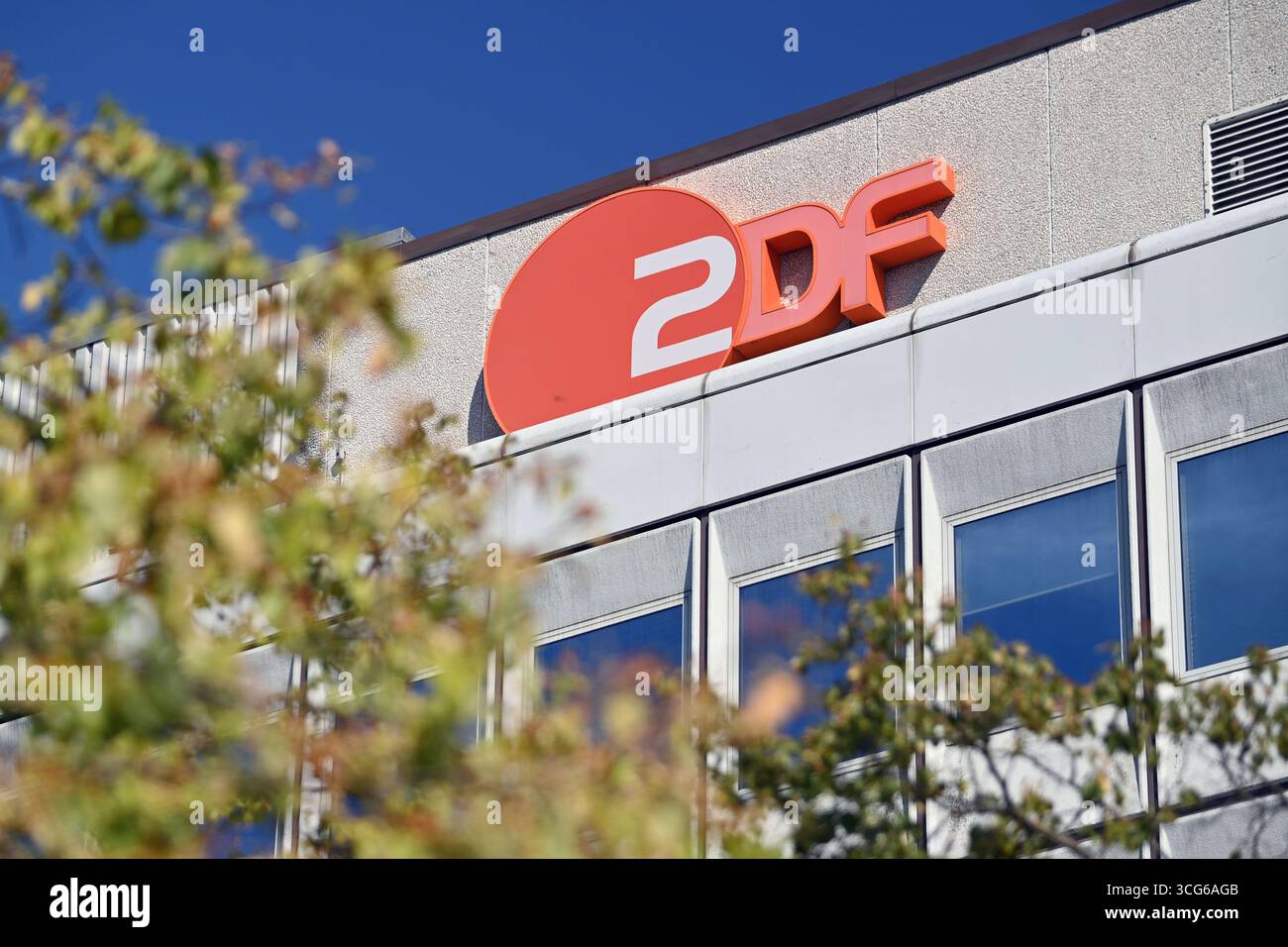 Unerfoehring, Deutschland. August 2025. ZDF, zweites deutsches Fernsehen, Logo, Emblem, Senderlogo, ? Quelle: dpa/Alamy Live News Stockfoto
