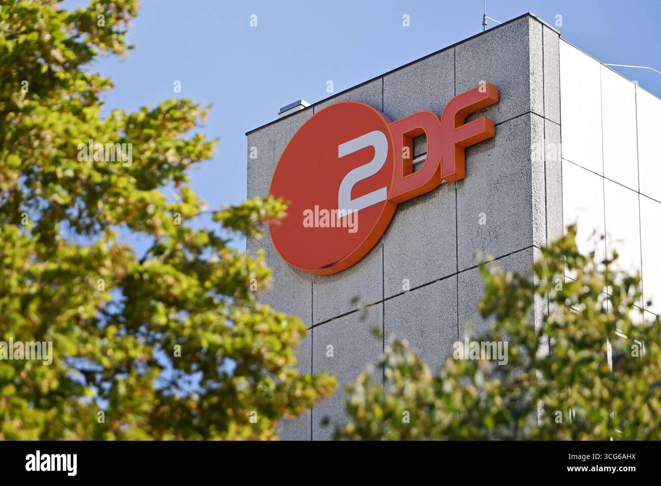 Unerfoehring, Deutschland. August 2025. ZDF, zweites deutsches Fernsehen, Logo, Emblem, Senderlogo, ? Quelle: dpa/Alamy Live News Stockfoto