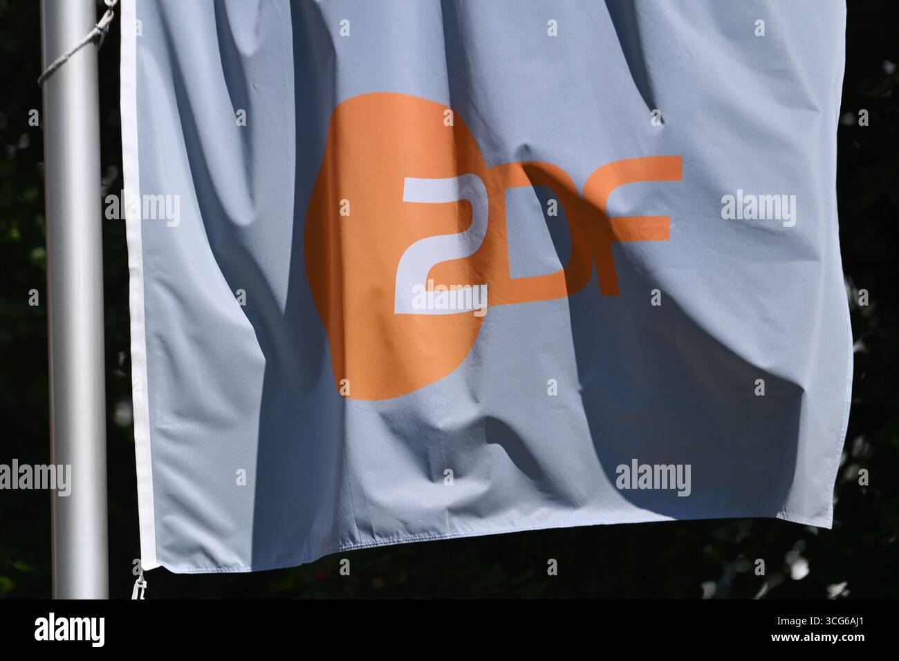 Unerfoehring, Deutschland. August 2025. ZDF, zweites deutsches Fernsehen, Logo, Emblem, Senderlogo, Flag. Quelle: dpa/Alamy Live News Stockfoto