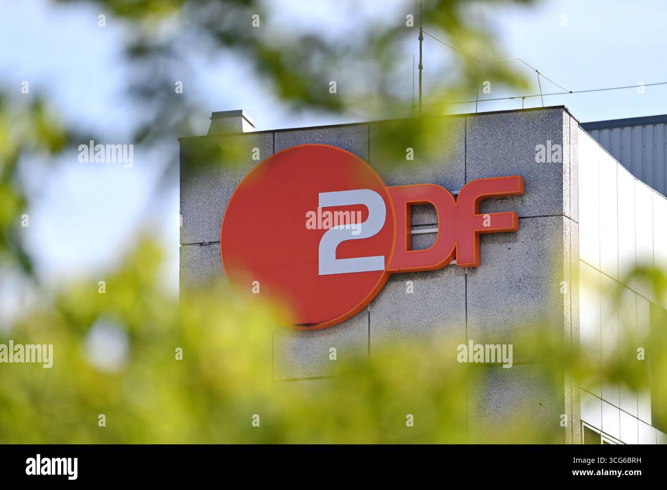 Unerfoehring, Deutschland. August 2025. ZDF, zweites deutsches Fernsehen, Logo, Emblem, Senderlogo, ? Quelle: dpa/Alamy Live News Stockfoto