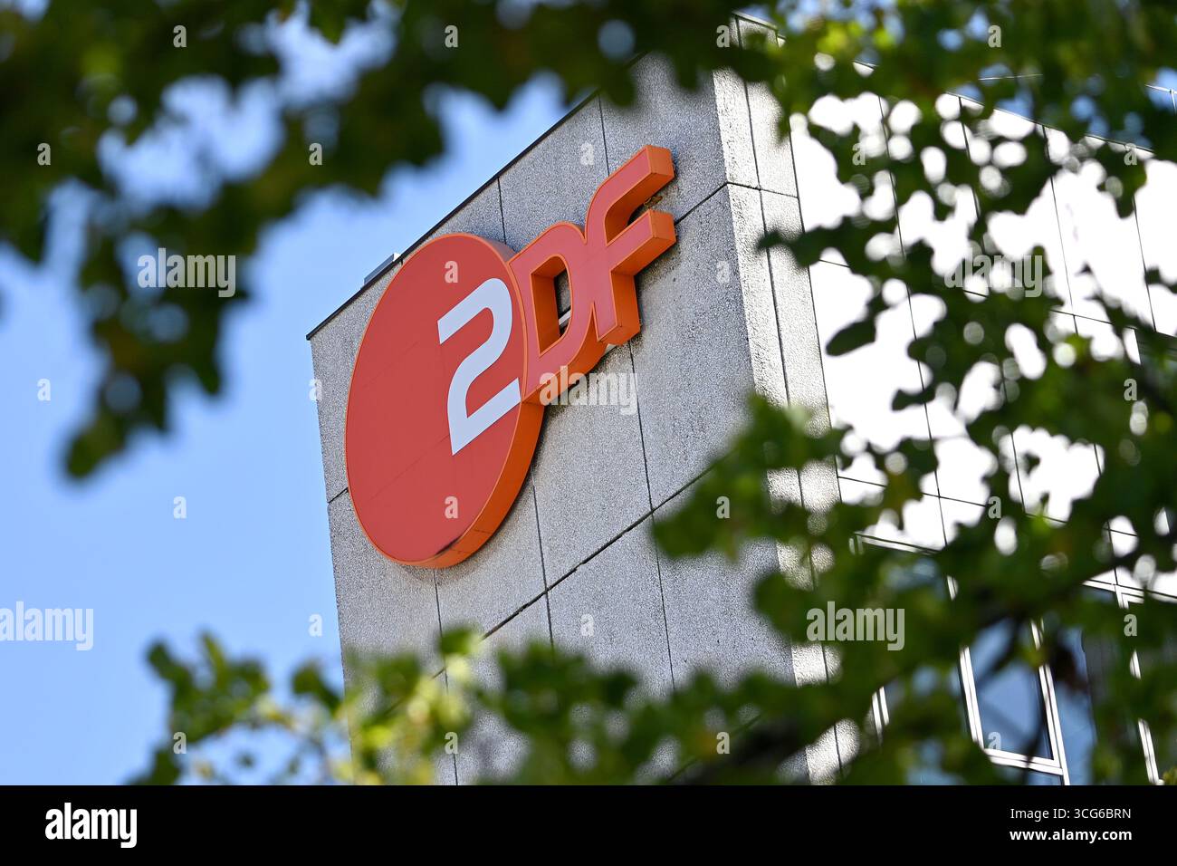 Unerfoehring, Deutschland. August 2025. ZDF, zweites deutsches Fernsehen, Logo, Emblem, Senderlogo, ? Quelle: dpa/Alamy Live News Stockfoto