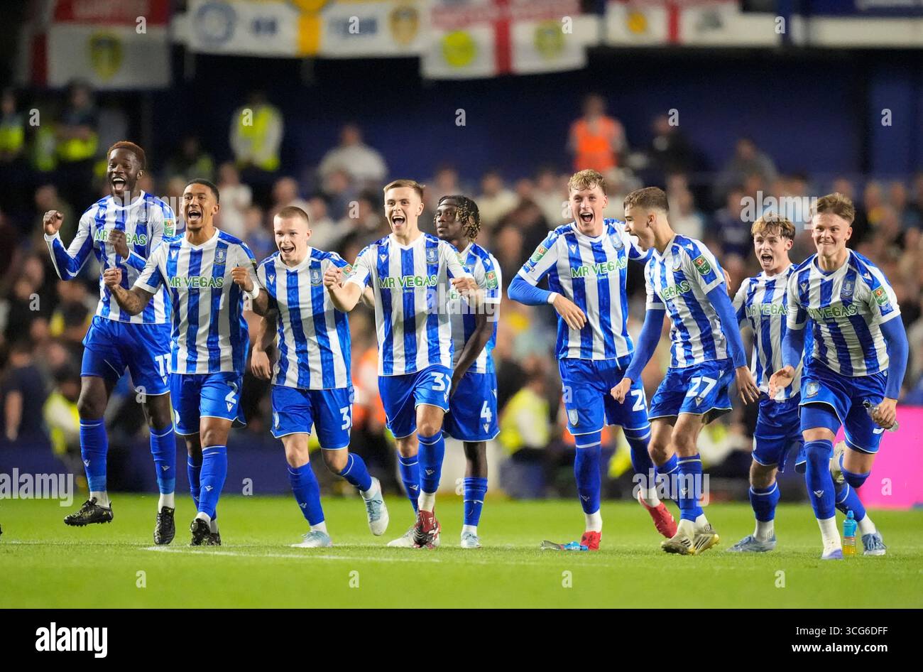 Die Spieler von Sheffield Wednesday feiern, nachdem sie das Elfmeterschießen nach dem Spiel der zweiten Runde des Carabao Cup im Hillsborough Stadium in Sheffield gewonnen haben. Bilddatum: Dienstag, 26. August 2025. Stockfoto