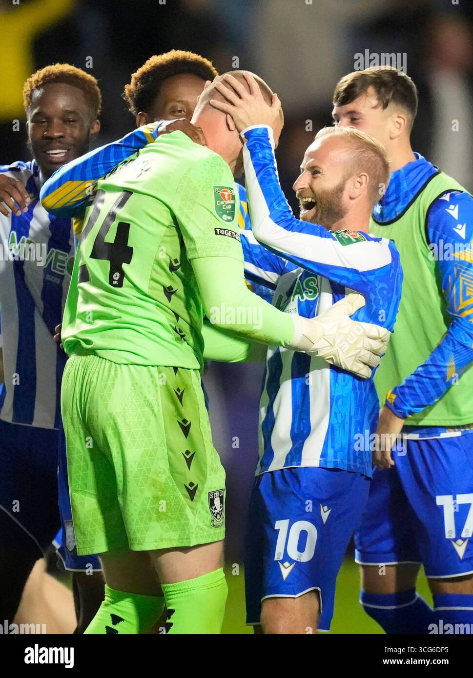 Barry Bannan (rechts) feiert mit Torhüter Ethan Horvath (links), nachdem er das Elfmeterschießen nach dem Spiel der zweiten Runde des Carabao Cup im Hillsborough Stadium in Sheffield gewonnen hat. Bilddatum: Dienstag, 26. August 2025. Stockfoto