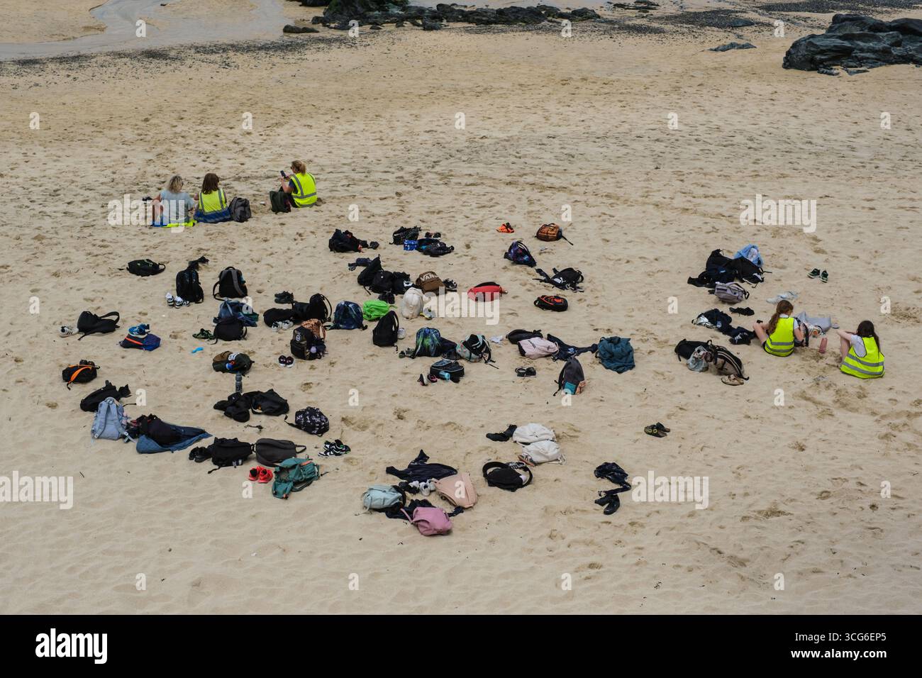 St. Ives, Cornwall, England, Großbritannien, Strandszene. Schuhe, Sandalen, Rucksäcke, persönliche Gegenstände am Strand. Stockfoto