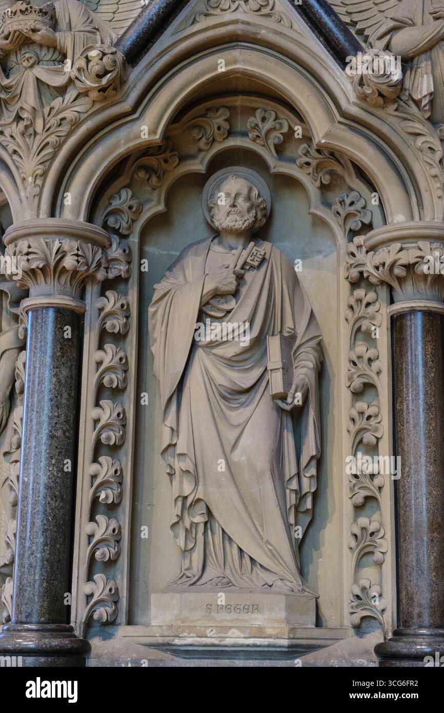 Salisbury, England, St. Peter-Statue, Kathedrale von Salisbury. Stockfoto