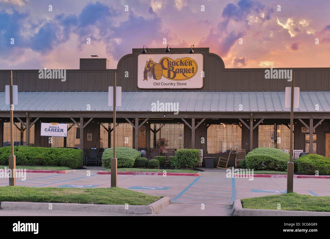 Houston, Texas USA 08-24-2025: Cracker Barrel Restaurant Storefront Morning Sunrise. Stockfoto