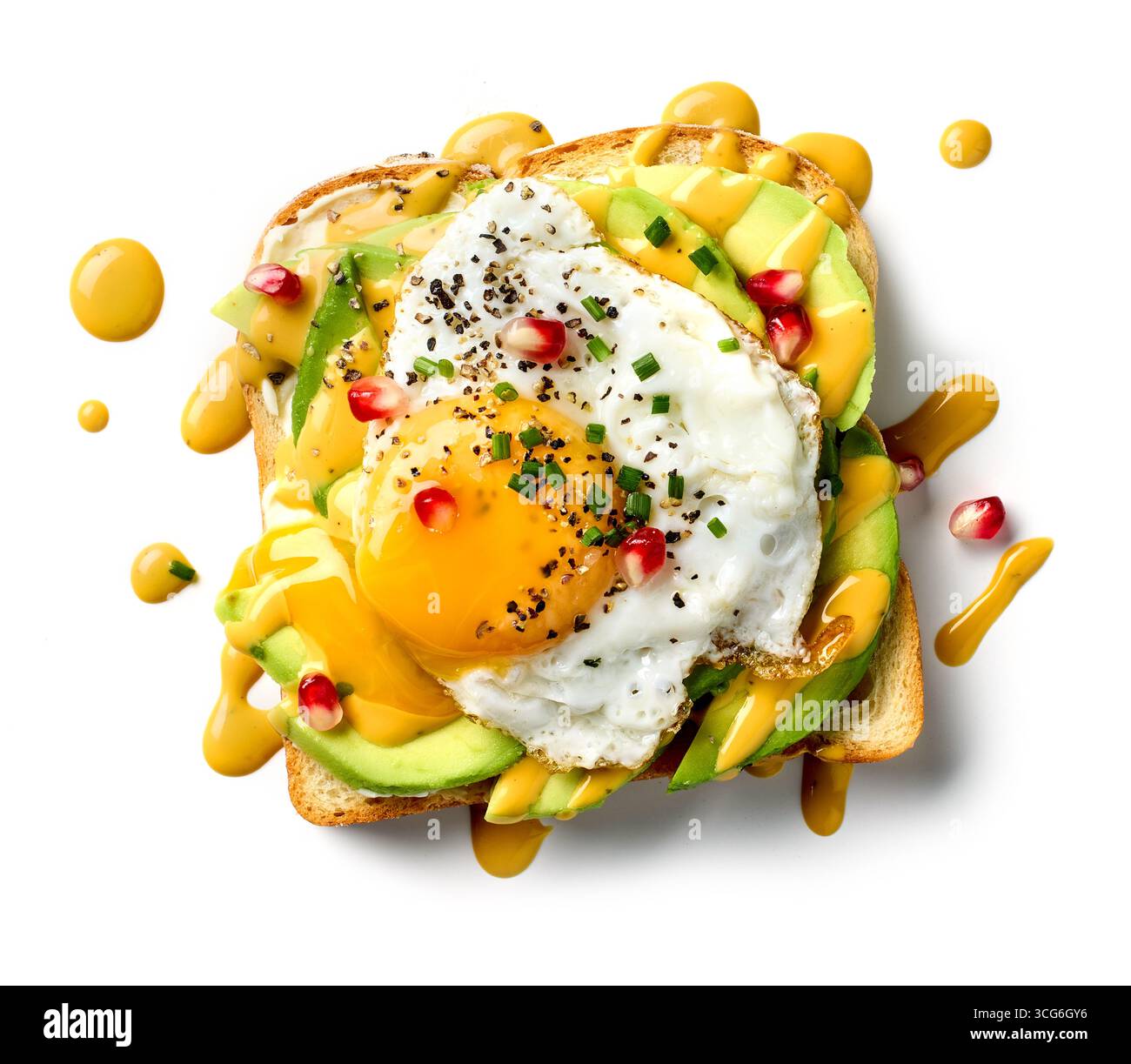 Köstliches gesundes Frühstückssandwich mit Avocado und Spiegelei isoliert auf weißem Hintergrund, Blick von oben Stockfoto