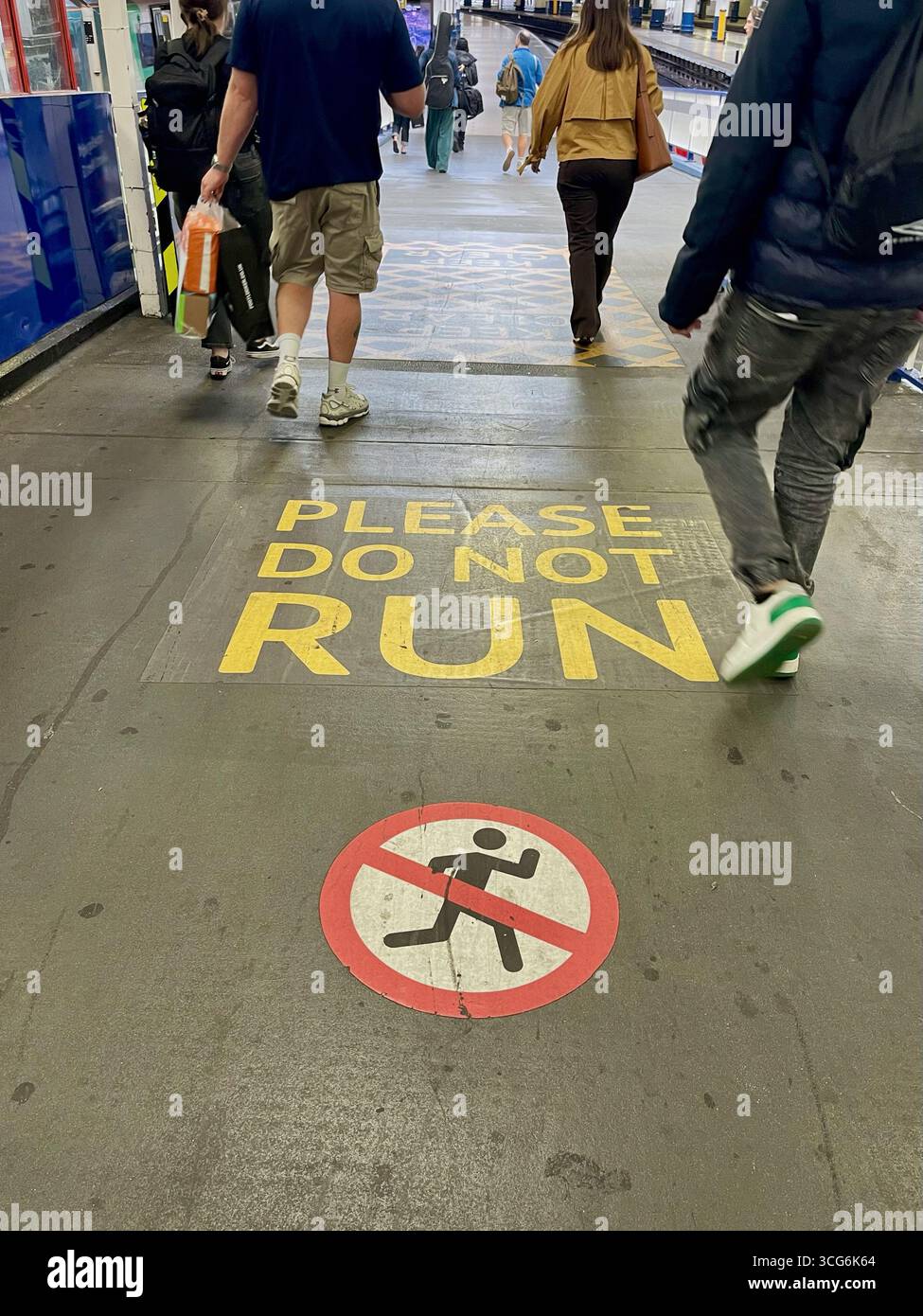 Sicherheitsschild „Bitte nicht laufen“ auf dem Bahnsteig Euston, an dem Pendler vorbeigehen, das die Sicherheit der öffentlichen Verkehrsmittel und der Fahrgäste symbolisiert Stockfoto