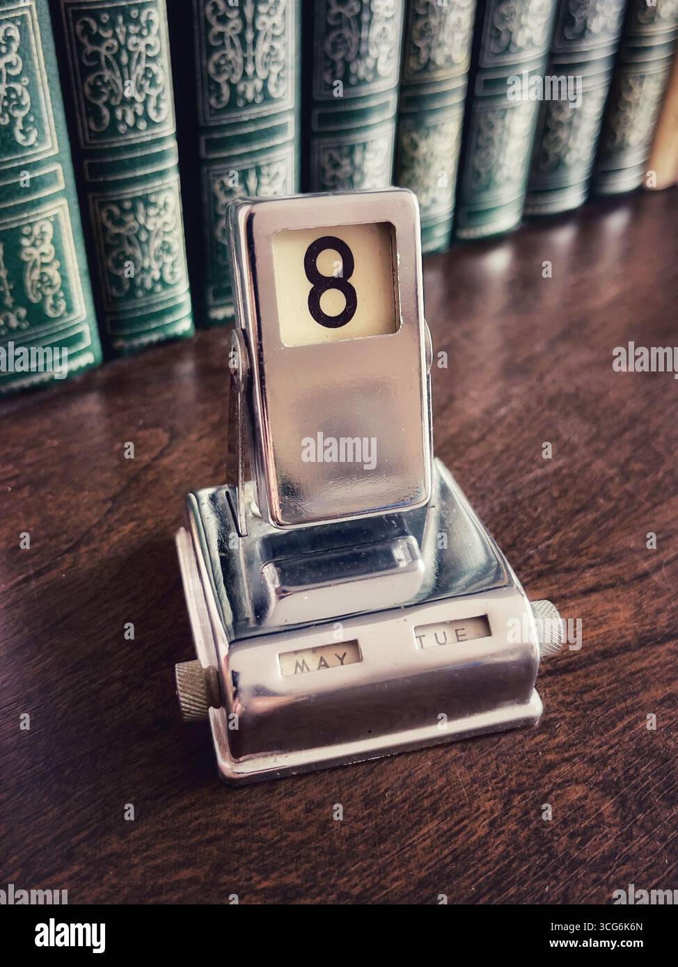 Ewiger Schreibtischkalender aus Vintage-Chrom mit dem 8. Mai, dem Sieg des Zweiten Weltkriegs in Europa, Sammlerstück, Bürodekor im Retro-Stil, historischen Erinnerungsstücken Stockfoto