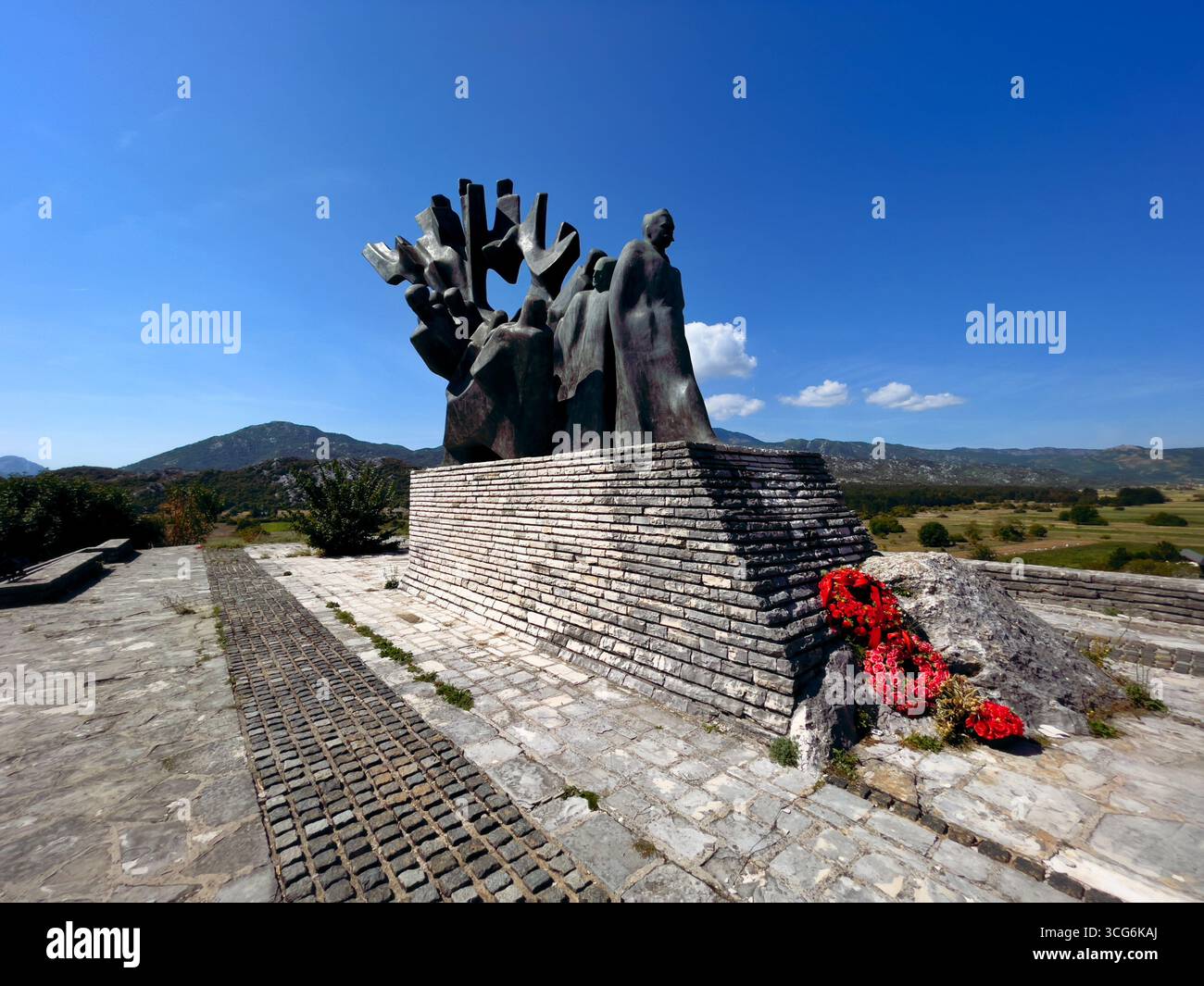 Denkmal für Sava Kovačević in Grahovo, Montenegro. Bronzestuppen ehren Partisanenkämpfer und den Widerstand des Zweiten Weltkriegs in einer malerischen Bergkulisse Stockfoto