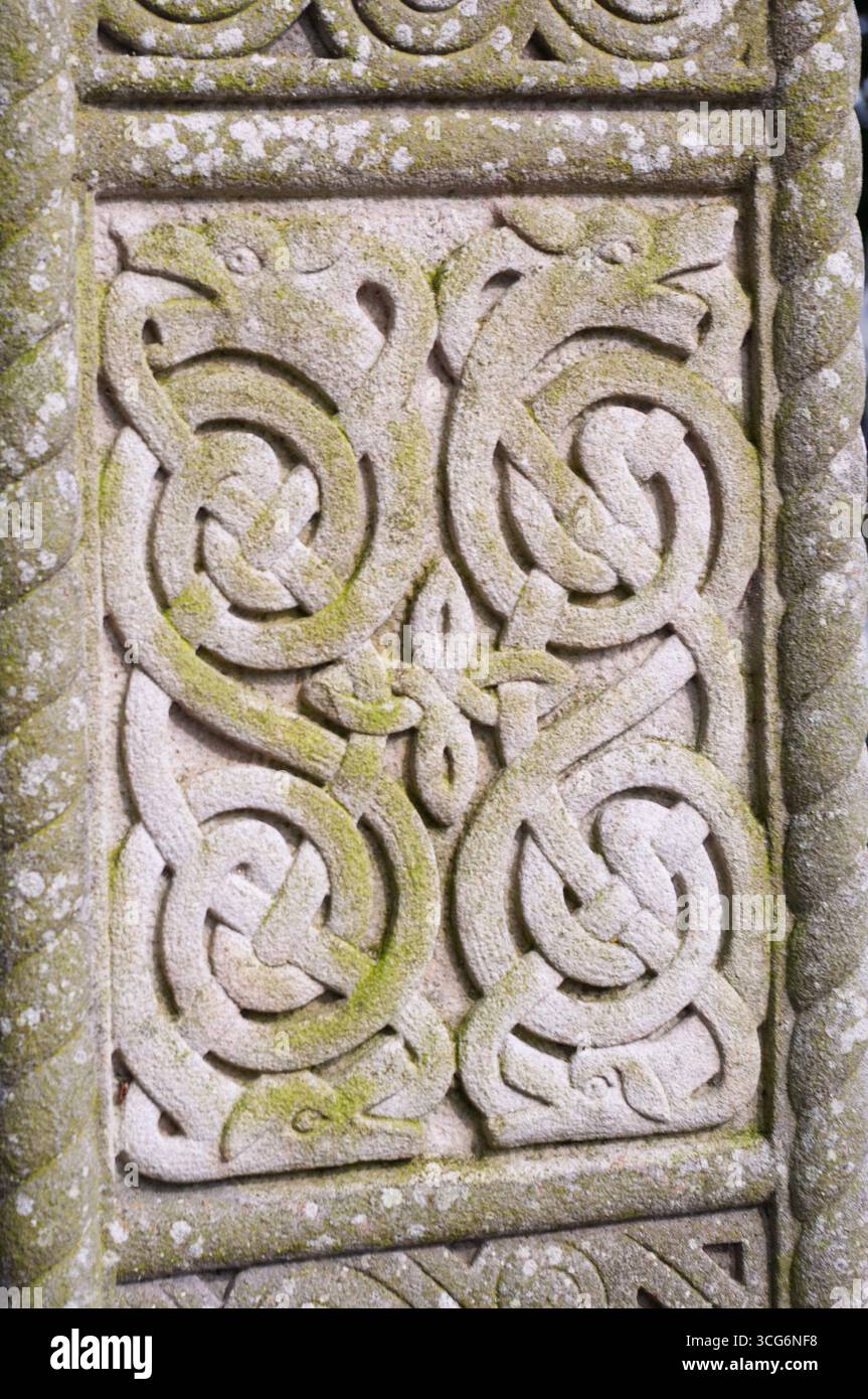 Die Steinschnitzerei hat ein keltisches Design mit vielen Details. Das Design ist sehr kompliziert und hat ein Gefühl von Rätsel Stockfoto
