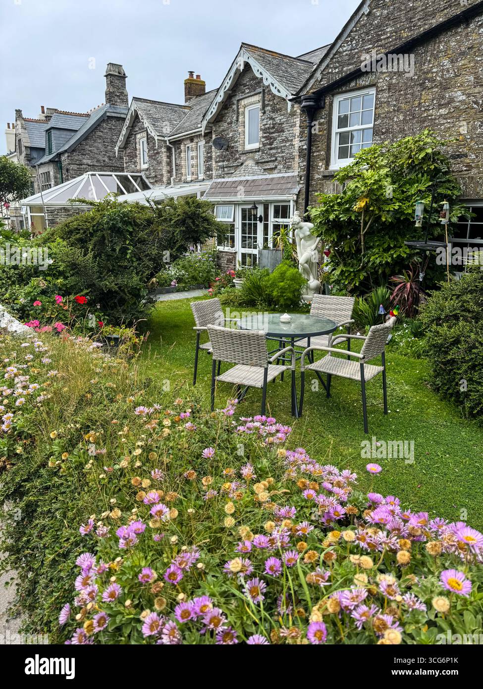 Tintagel, Cornwall, England, Großbritannien lokale Häuser, Wildblumen, Vorhof. Stockfoto