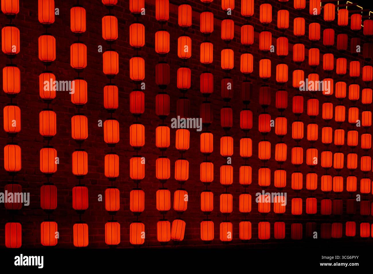 Viele rote Laternen beleuchteten an der alten Stadtmauer des Konfuzius-Tempels in Qufu, China Stockfoto