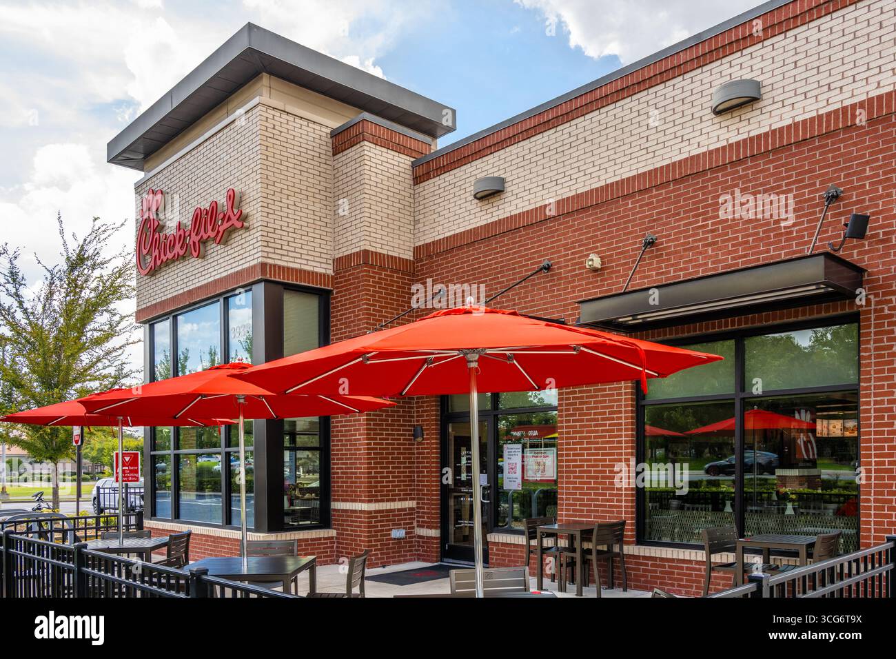 Chick-Fil-Ein Restaurant mit Terrasse in Gainesville, Florida. (USA) Stockfoto