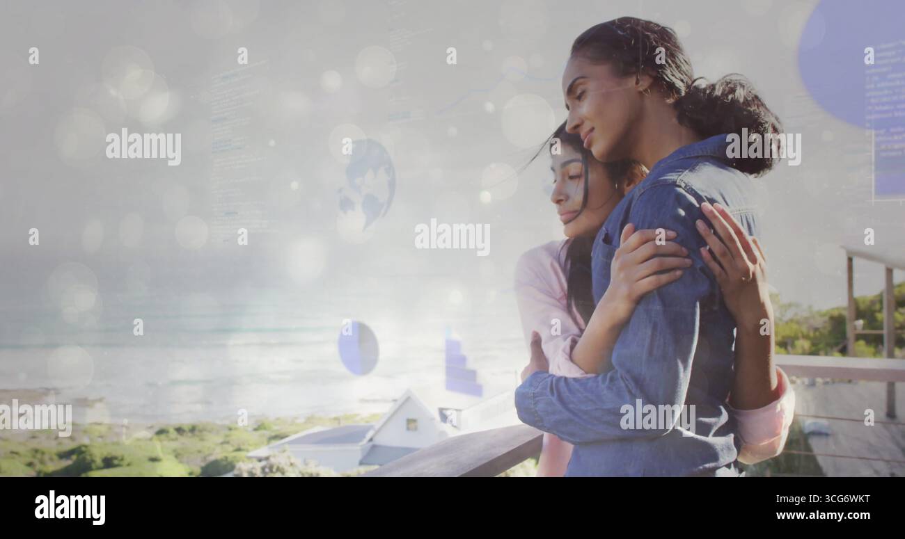 Mom und Tochter umarmen sich auf Holzbalkongeländer über dem Meer, mit Dächern, Wellen, Kopierraum Stockfoto