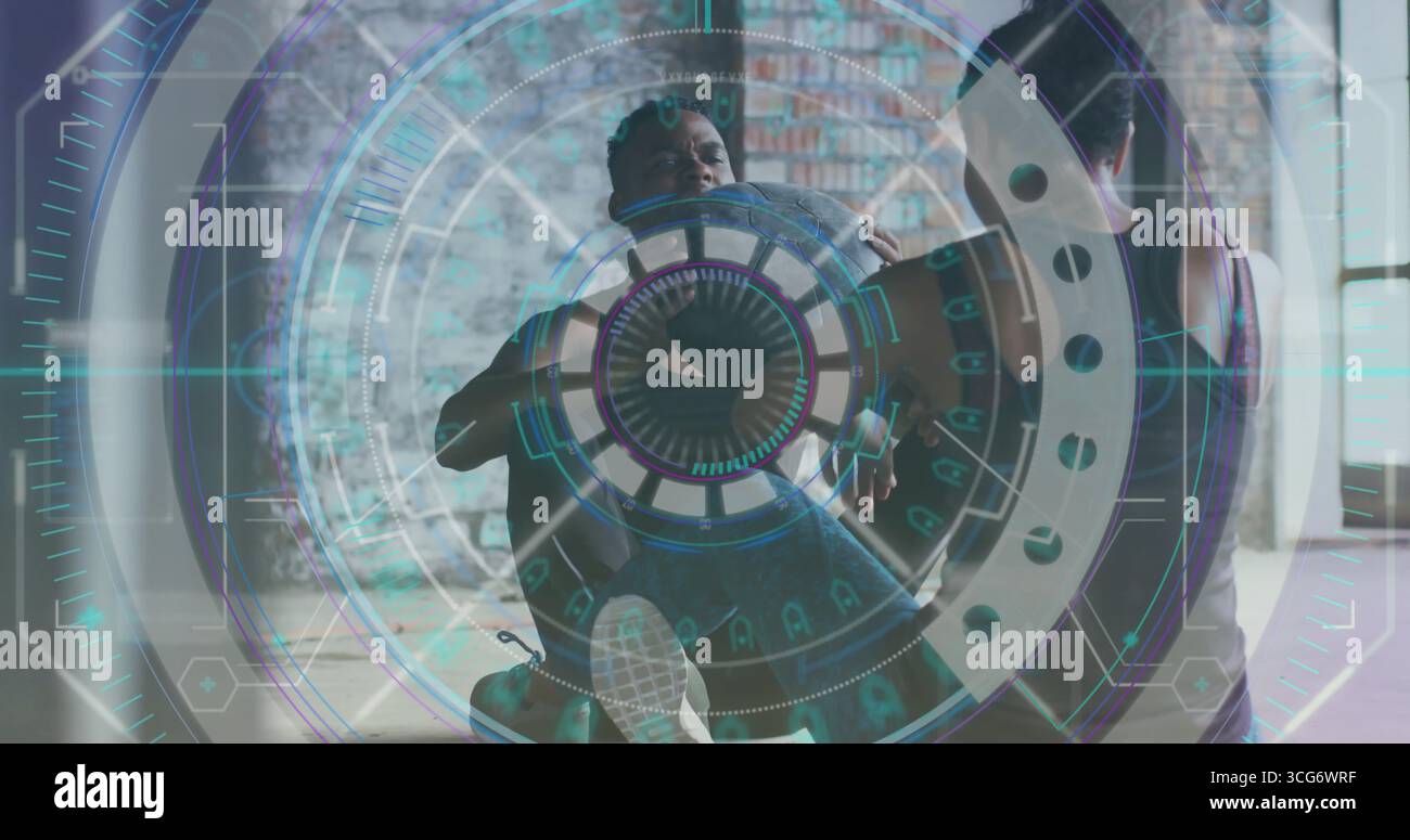 Workout-Paar, das im Loft-Fitness-Studio in Sportbekleidung abrundet und Medizinball durchläuft Stockfoto