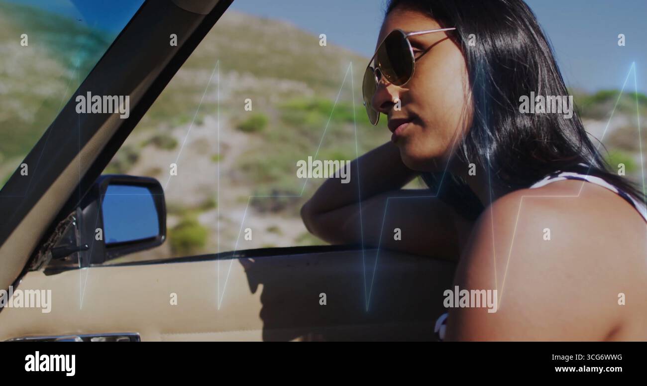 Angestellte Indianerin mit Fliegersonnenbrille, gestreiftes Oberteil auf Cabrio am Straßenrand, Kopierraum Stockfoto