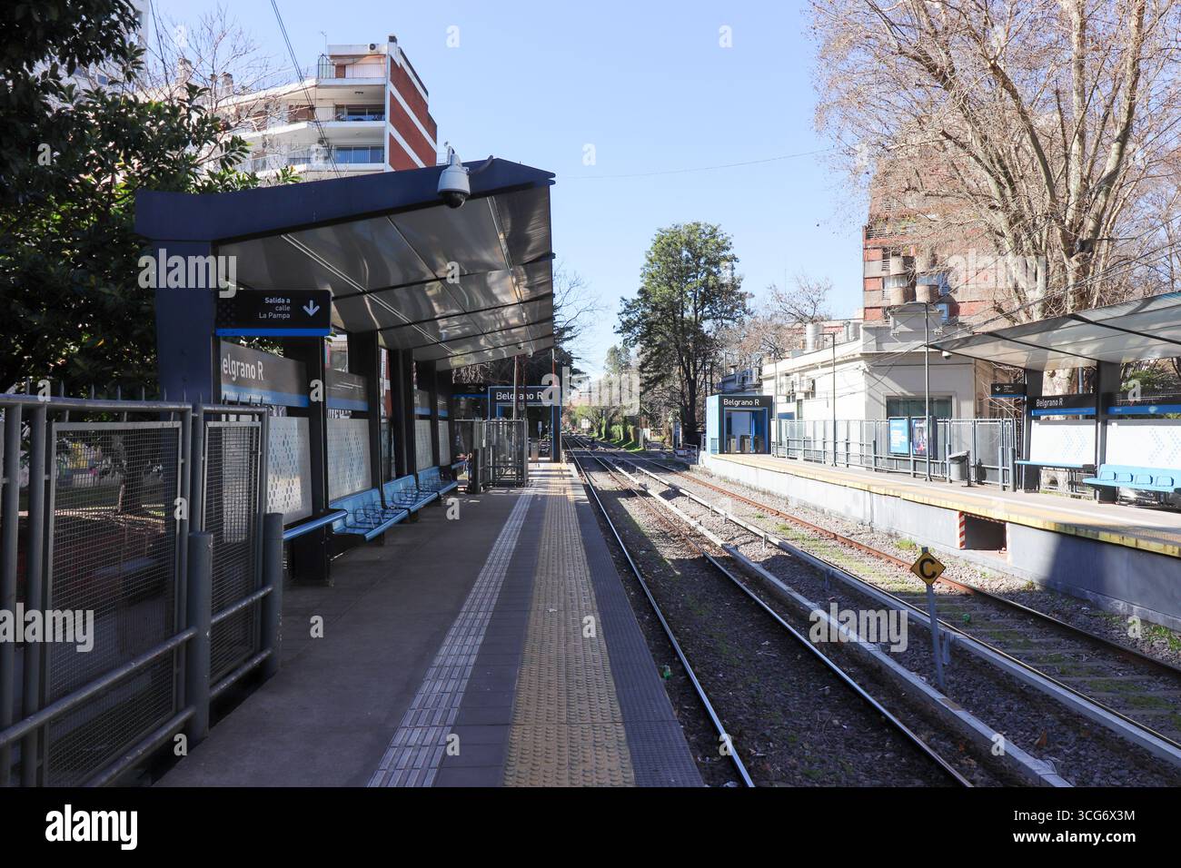 Die leeren Bahnsteige der Belgrano R Station mit ihrer traditionellen Architektur und friedlichen Atmosphäre halten einen Moment der Ruhe in der Residentia fest Stockfoto