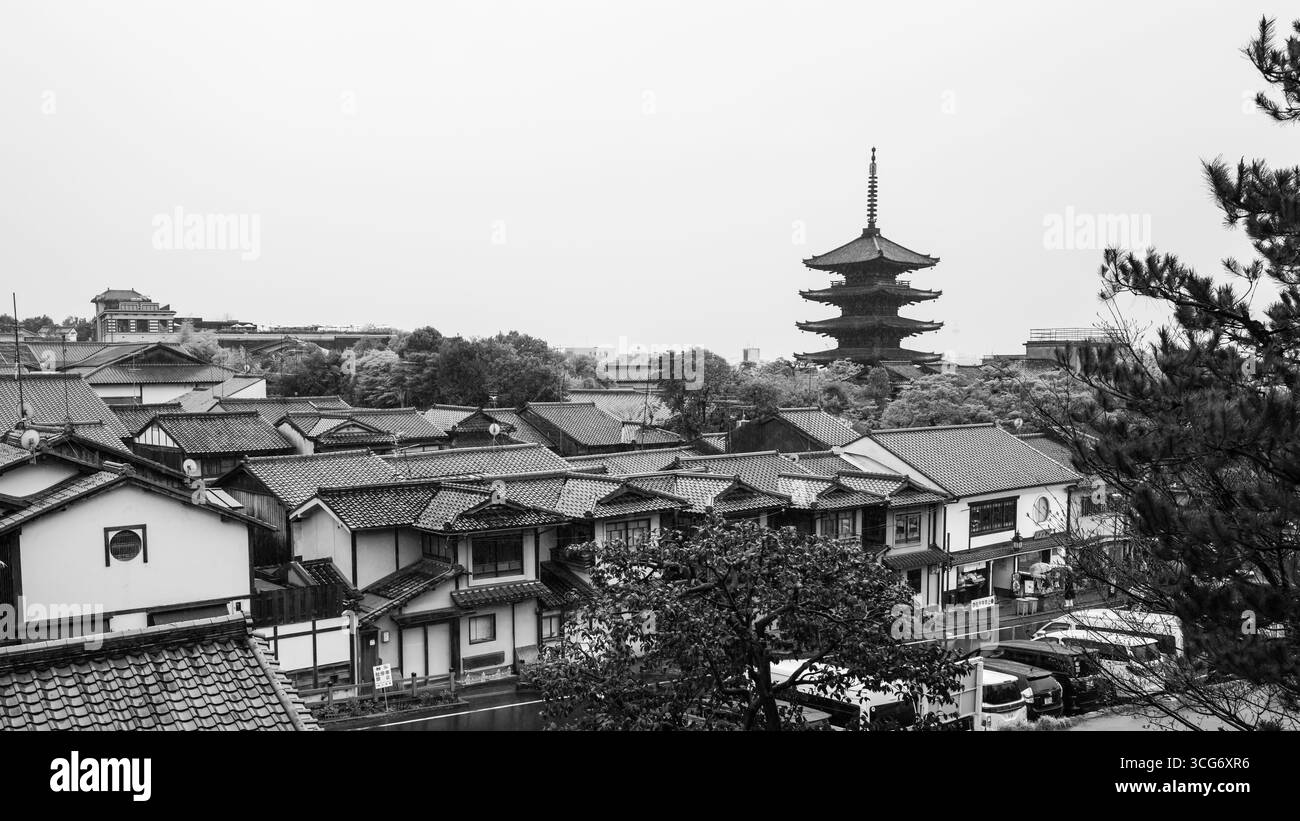 Monochromer Blick auf Kyoto mit einer 5-stöckigen buddhistischen Yasaka-Pagode und klassischen Dächern, die das kulturelle Erbe und die architektonische Schönheit unter zeigen Stockfoto