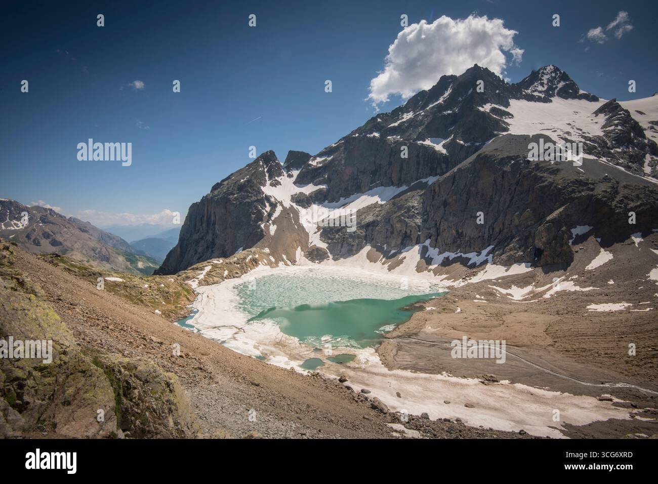 Lac de l’Eychauda vom Weg zum Col des Grangettes gesehen.Vallouise-Pelvoux, Frankreich der Eychauda-See ist ein natürlicher See glazialen Ursprungs, der durch den Rückzug des Séguret Foran-Gletschers gebildet wird. Er wird vom Torrent des Oules gespeist, dem Schmelzwasser des Gletschers. Es taut nur einige Monate während einer sehr kurzen Sommerzeit auf. Der See kann über eine Wanderung durch das prächtige Eychauda-Tal am Rande des Nationalparks Ecrins, Hautes-Alpes, Frankreich, erreicht werden. Stockfoto