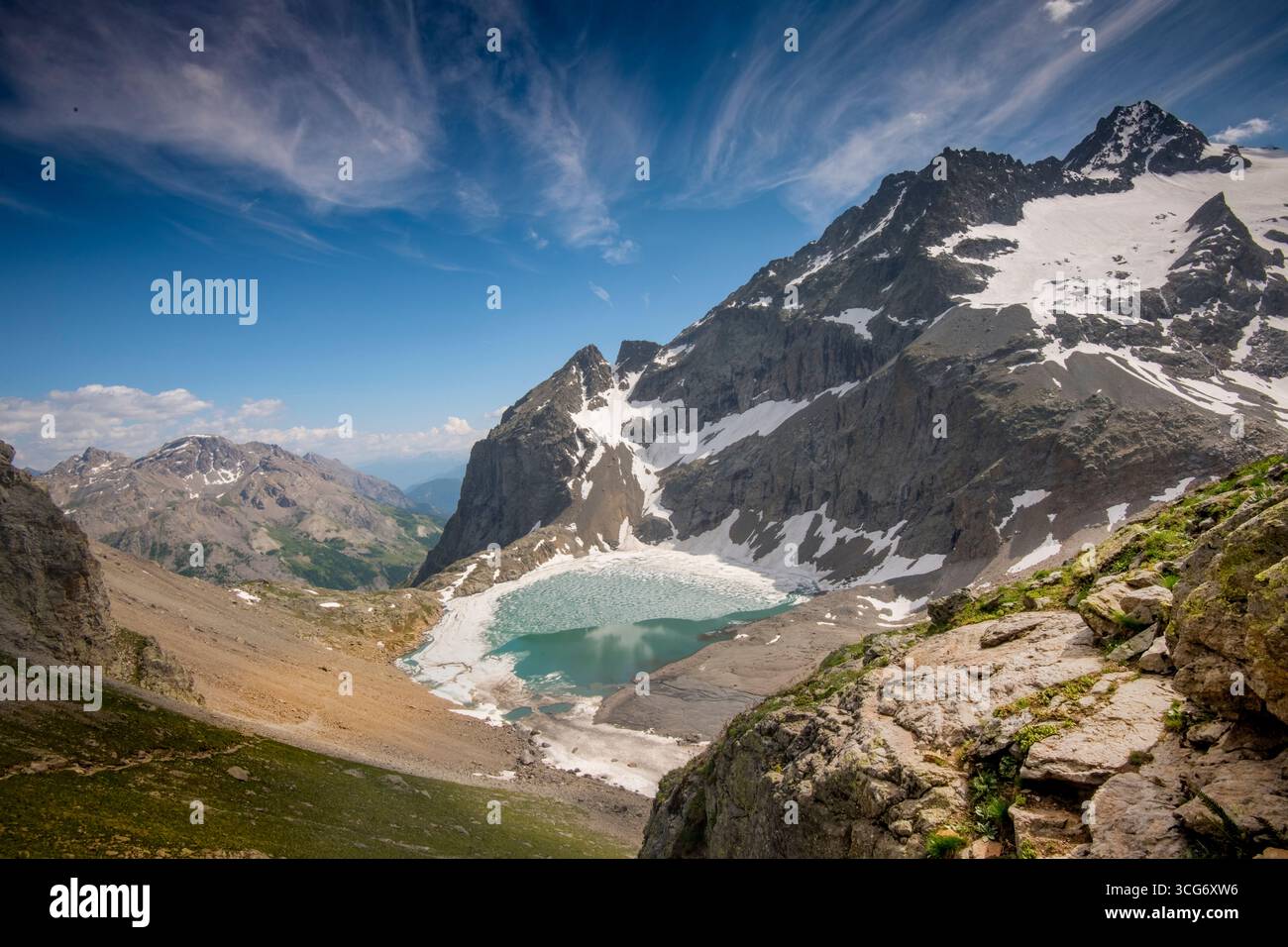 Lac de l’Eychauda vom Weg zum Col des Grangettes gesehen.Vallouise-Pelvoux, Frankreich der Eychauda-See ist ein natürlicher See glazialen Ursprungs, der durch den Rückzug des Séguret Foran-Gletschers gebildet wird. Er wird vom Torrent des Oules gespeist, dem Schmelzwasser des Gletschers. Es taut nur einige Monate während einer sehr kurzen Sommerzeit auf. Der See kann über eine Wanderung durch das prächtige Eychauda-Tal am Rande des Nationalparks Ecrins, Hautes-Alpes, Frankreich, erreicht werden. Stockfoto