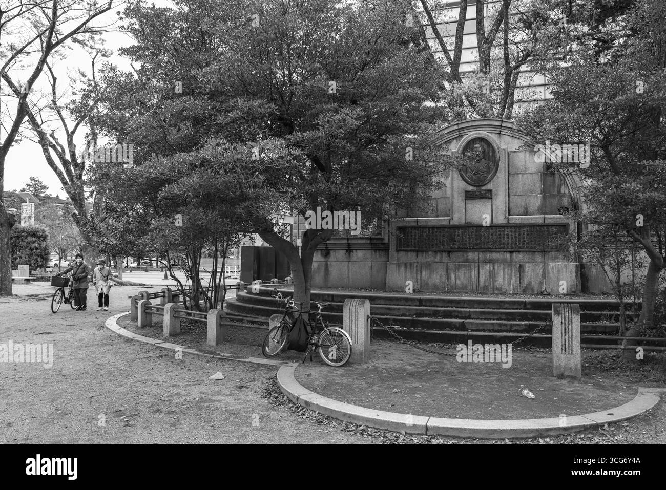 Monochromes Bild mit einem historischen Dr. Gottfried Wagener Monument auf dem Wagener Square, Okazaki Seishojicho, Sakyo Ward, Kyoto, Kansai, Honshu, Japan Stockfoto