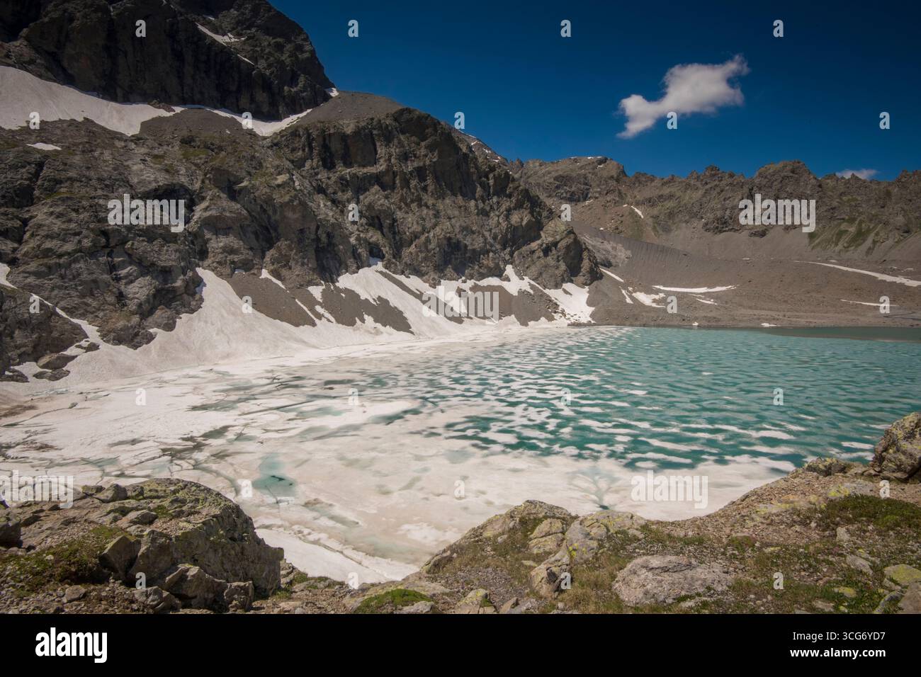 Lac de l’Eychauda, Vallouise-Pelvoux, Frankreich der Eychauda-See ist ein natürlicher See glazialen Ursprungs, der durch den Rückzug des Séguret Foran-Gletschers gebildet wird. Er wird vom Torrent des Oules gespeist, dem Schmelzwasser des Gletschers. Es taut nur einige Monate während einer sehr kurzen Sommerzeit auf. Der See kann über eine Wanderung durch das prächtige Eychauda-Tal am Rande des Nationalparks Ecrins, Hautes-Alpes, Frankreich, erreicht werden. Stockfoto
