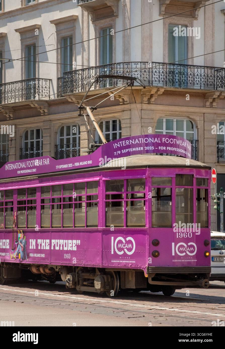 Das Mailand-Straßenbahnnetz (italienisch Rete tranviaria di Milano) ist Teil des öffentlichen Verkehrsnetzes von Mailand, das von Azienda Trasporti Milanesi (ATM) betrieben wird. Das seit 1881 in Betrieb befindliche Netz ist derzeit 180Êkm (112Êmi) lang und zählt damit zu den größten der Welt. Sie umfasst 17 Stadtlinien. Stockfoto