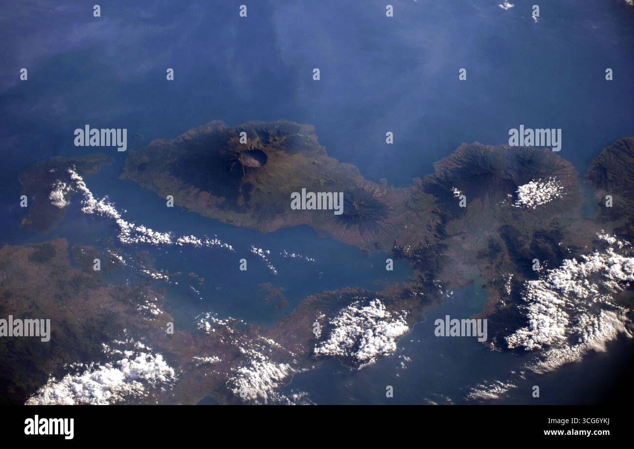 Der aktive Vulkan des Mount Tambora auf Sumbawa in der indonesischen Inselprovinz West Nusa Tenggara wird als die Internationale Raumstation 256 Meilen über der südostasiatischen Nation umkreist. Eine optimierte Version eines Originalbildes der NASA: Credit: NASA Stockfoto
