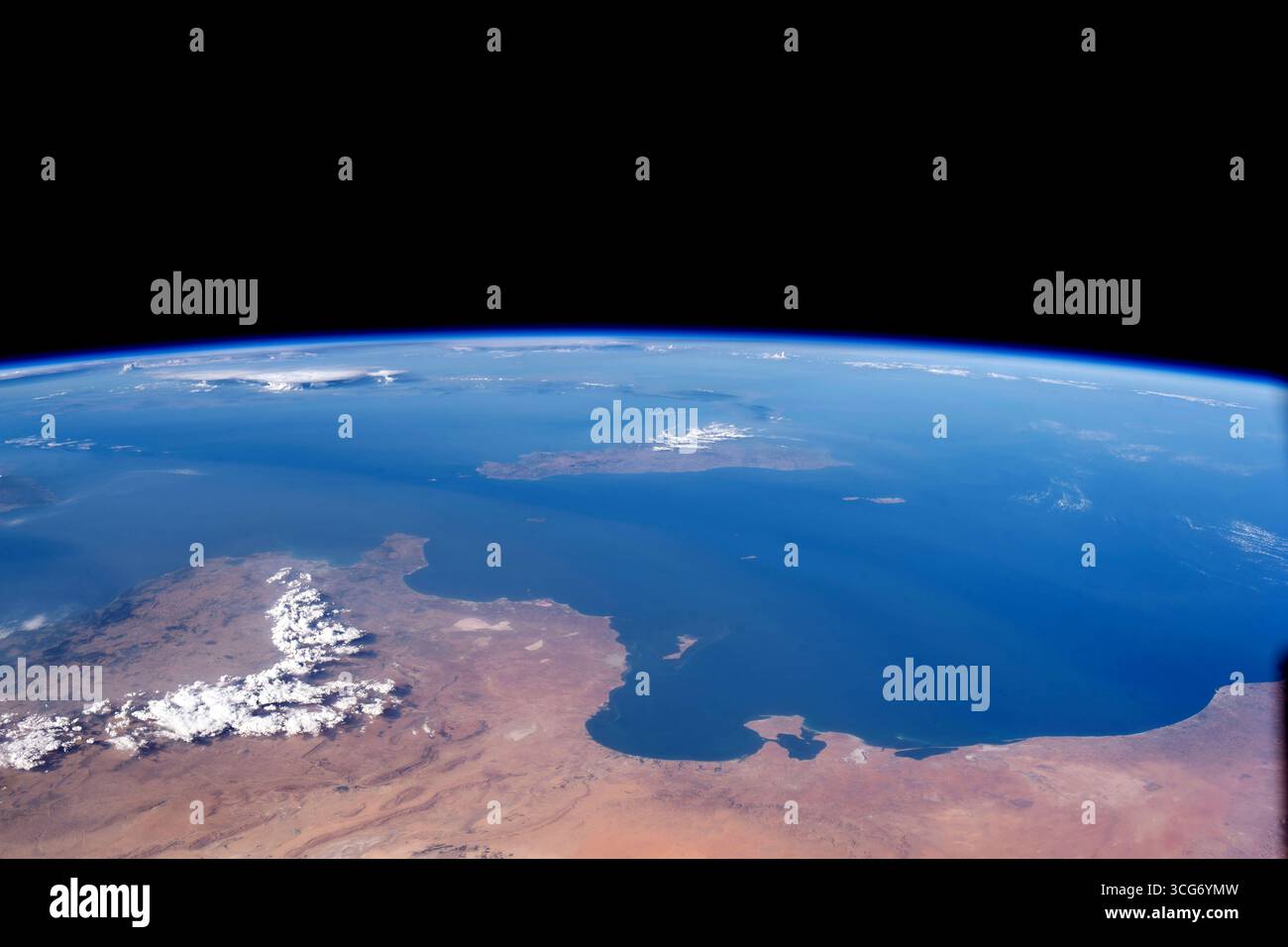 Die Mittelmeerküsten Tunesiens und Libyens und die italienische Insel Sizilien auf der anderen Seite des Mittelmeers sind abgebildet, als die Internationale Raumstation 260 Meilen über Nordafrika umkreist. 26. Juli 2019 eine optimierte Version eines Originalbildes der NASA: Credit: NASA Stockfoto