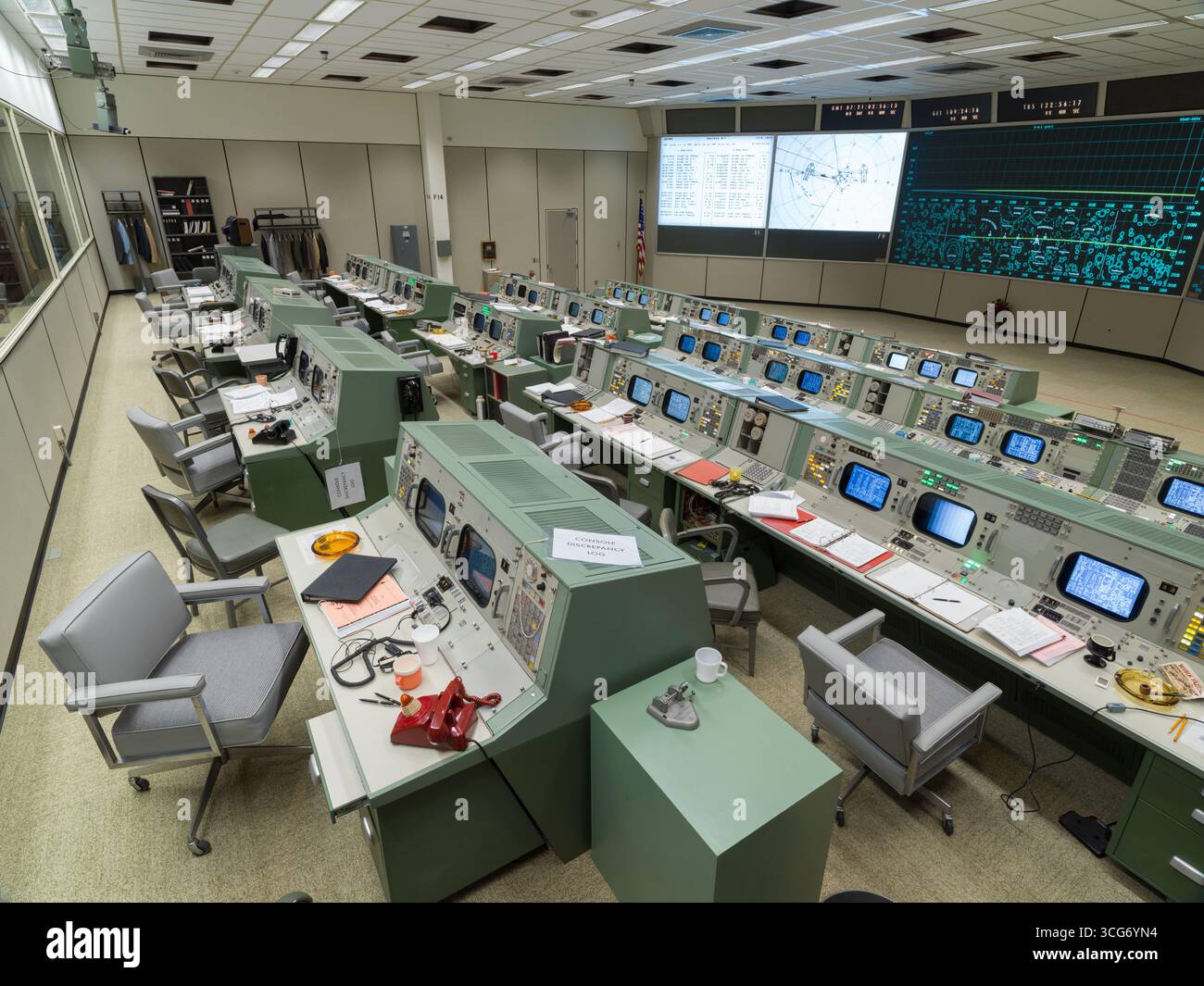 Apollo MOCR in der endgültigen Konfiguration wiederhergestellt. Ein beispielloses Team von Experten in einem Mission Control Center im Johnson Space Center der NASA in Houston landete die ersten Menschen auf dem Mond. Das Apollo Mission Control Center wird wieder in seine Apollo-Ära-Konfiguration zurückversetzt, so wie es am 20. Juli 1969 war. Eine optimierte Version eines Originalbildes der NASA: NASA/RMarkowitz Stockfoto