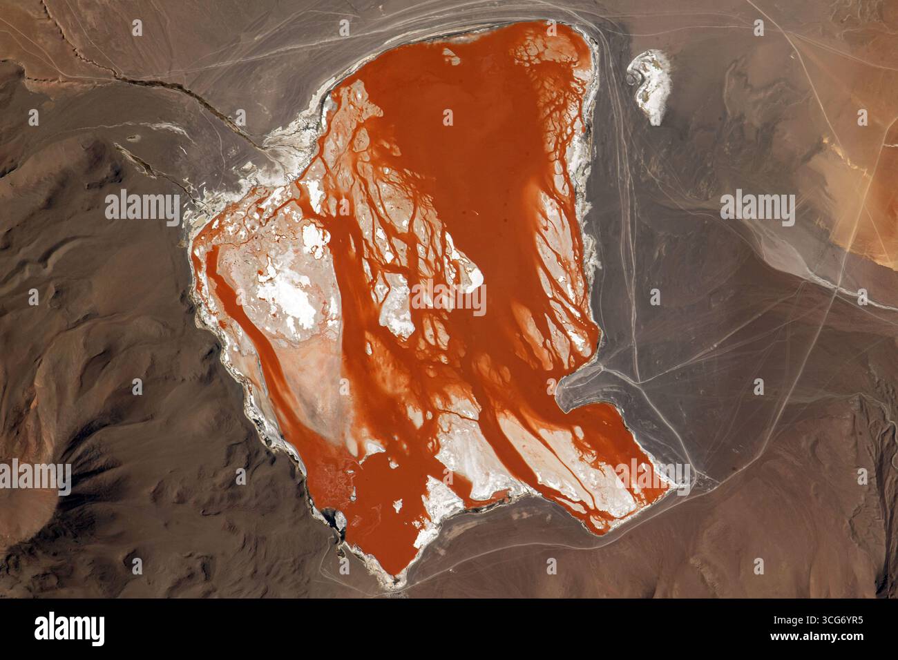 Die Laguna Colorada (Rote Lagune) zeigt ihre leuchtende rotbraune Farbe, als die Internationale Raumstation über Bolivien ragte. Der Salzsee liegt in den bolivianischen Anden und erhält seine hellen Farbtöne von Algen, die im Wasser gedeihen. September 2023 . Die Anden sind die längste kontinentale Bergkette der Welt und bilden ein durchgehendes Hochland entlang des westlichen Randes Südamerikas. Eine optimierte Version eines Originalbildes der NASA: Credit NASA/JSC/AMogensen Stockfoto