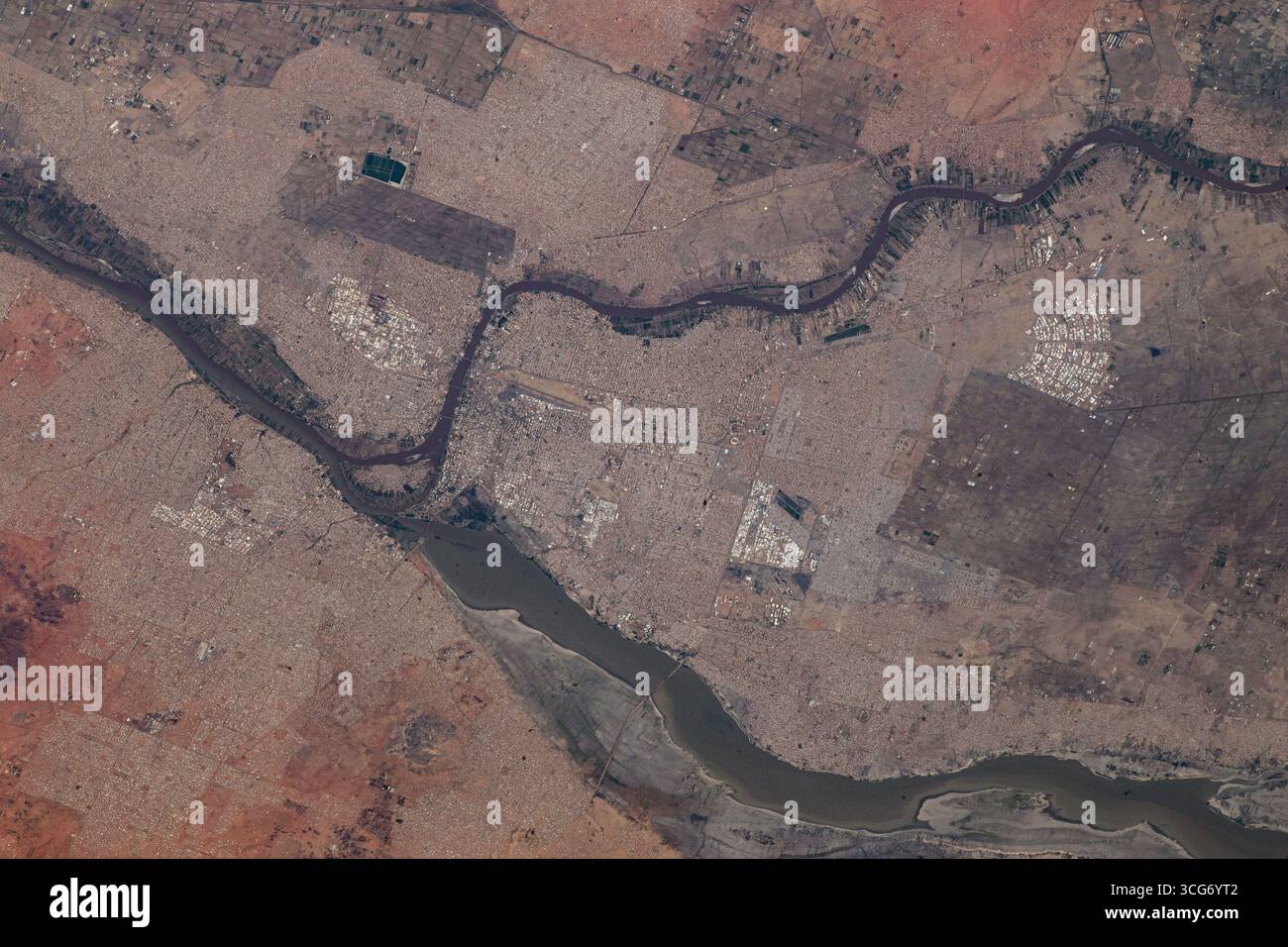 Die Städte Khartum und Omdurman im Sudan sind von der Internationalen Raumstation aus gesehen, die 258 Meilen über der afrikanischen Nation umkreist. Eine optimierte Version eines Originalbildes der NASA: NASA/JMoghbeli Stockfoto