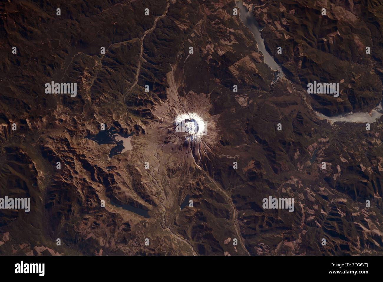 Der aktive Stratovulkan des Mount St. Helens im Bundesstaat Washington ist mit Schnee bedeckt, als die Internationale Raumstation 260 Meilen über dem Umkreis umkreiste. Oben rechts im Bild ist das Swift Reservoir sichtbar, darunter der Yale Lake. Eine optimierte Version eines Originalbildes der ISS: NASA/ESA. Nur Redaktionelle Verwendung. Stockfoto