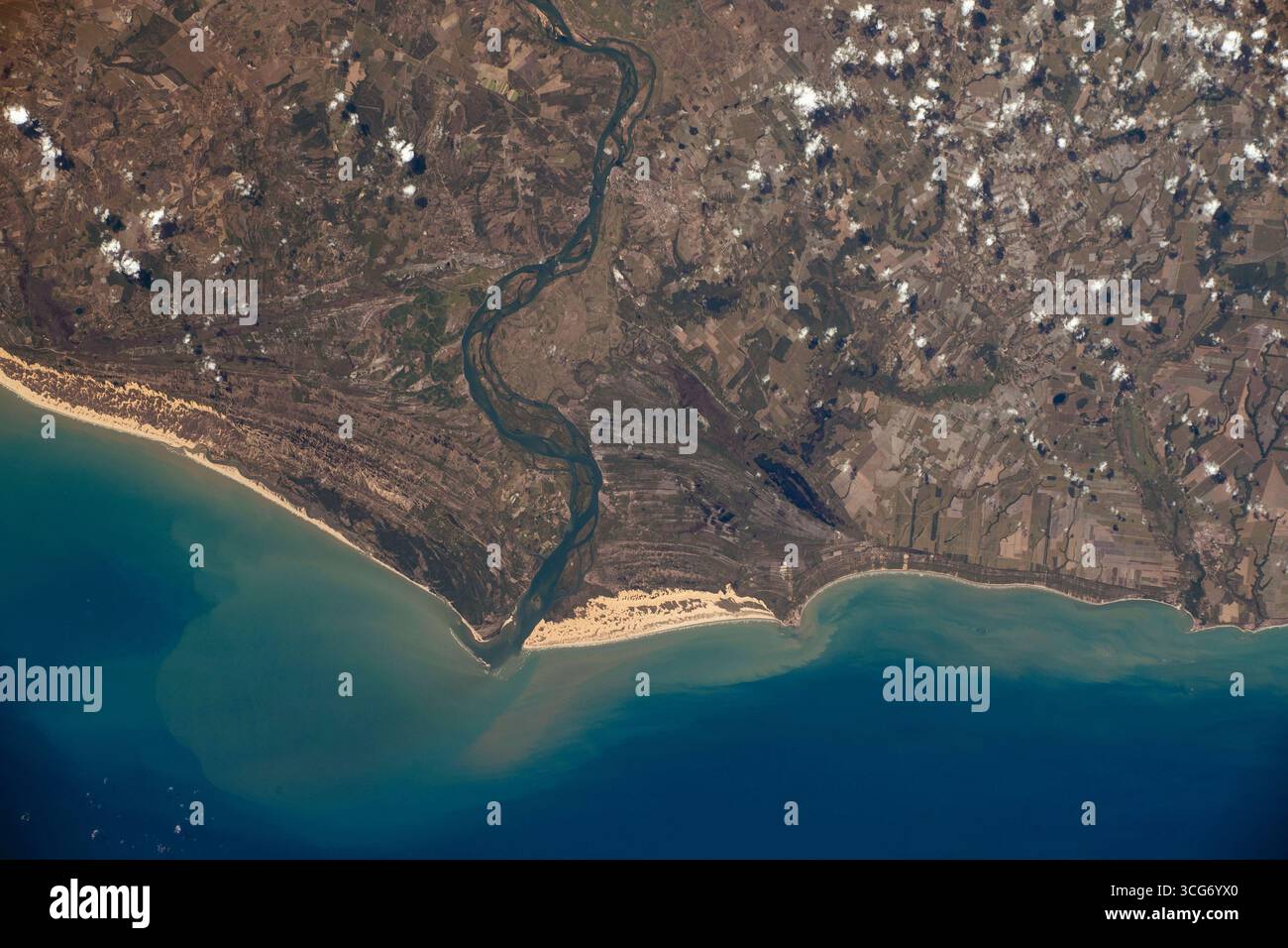 Der S‹ o Francisco River mündet in den Atlantik und spaltet die brasilianischen staaten Sergipe und Alagoas auf diesem Foto von der Internationalen Raumstation, die 262 Meilen über der südamerikanischen Küste umkreist. 16. November 2023 eine optimierte Version eines Originalbildes der NASA: Credit NASA/AMogensen Stockfoto