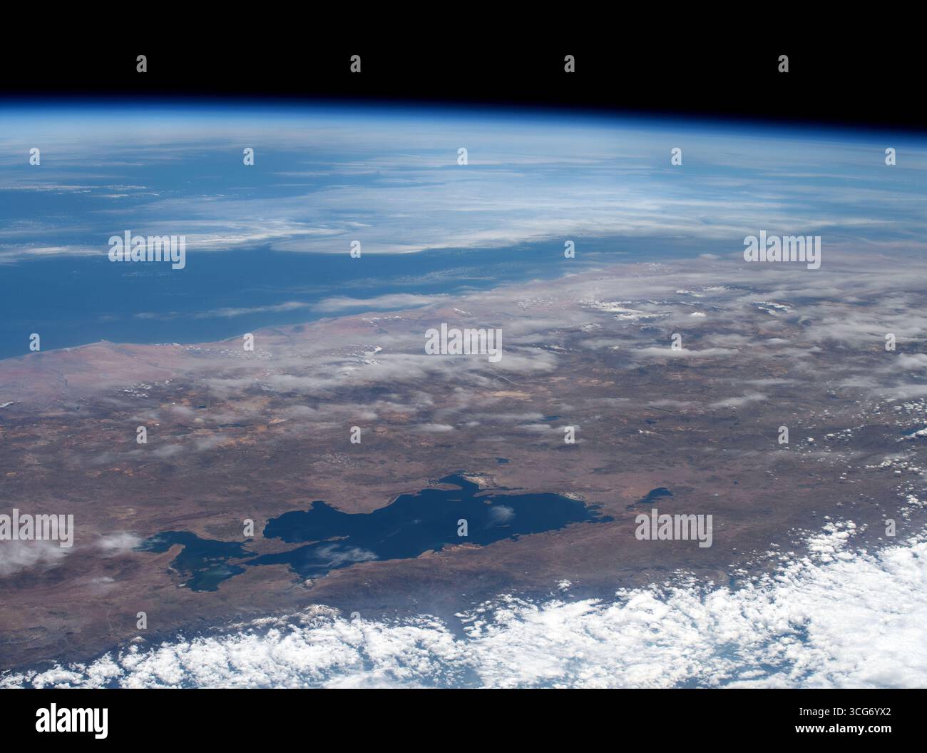 Der Titicacasee in den Anden. Der Titicacasee, ein Süßwassersee zwischen Peru und Bolivien in den Anden, ist von der Internationalen Raumstation aus auf einer Umlaufbahn von 261 km über dem südamerikanischen Kontinent zu sehen. 29. Oktober 2023 eine optimierte Version eines Originalbildes der NASA: Credit NASA/AMogensen Stockfoto