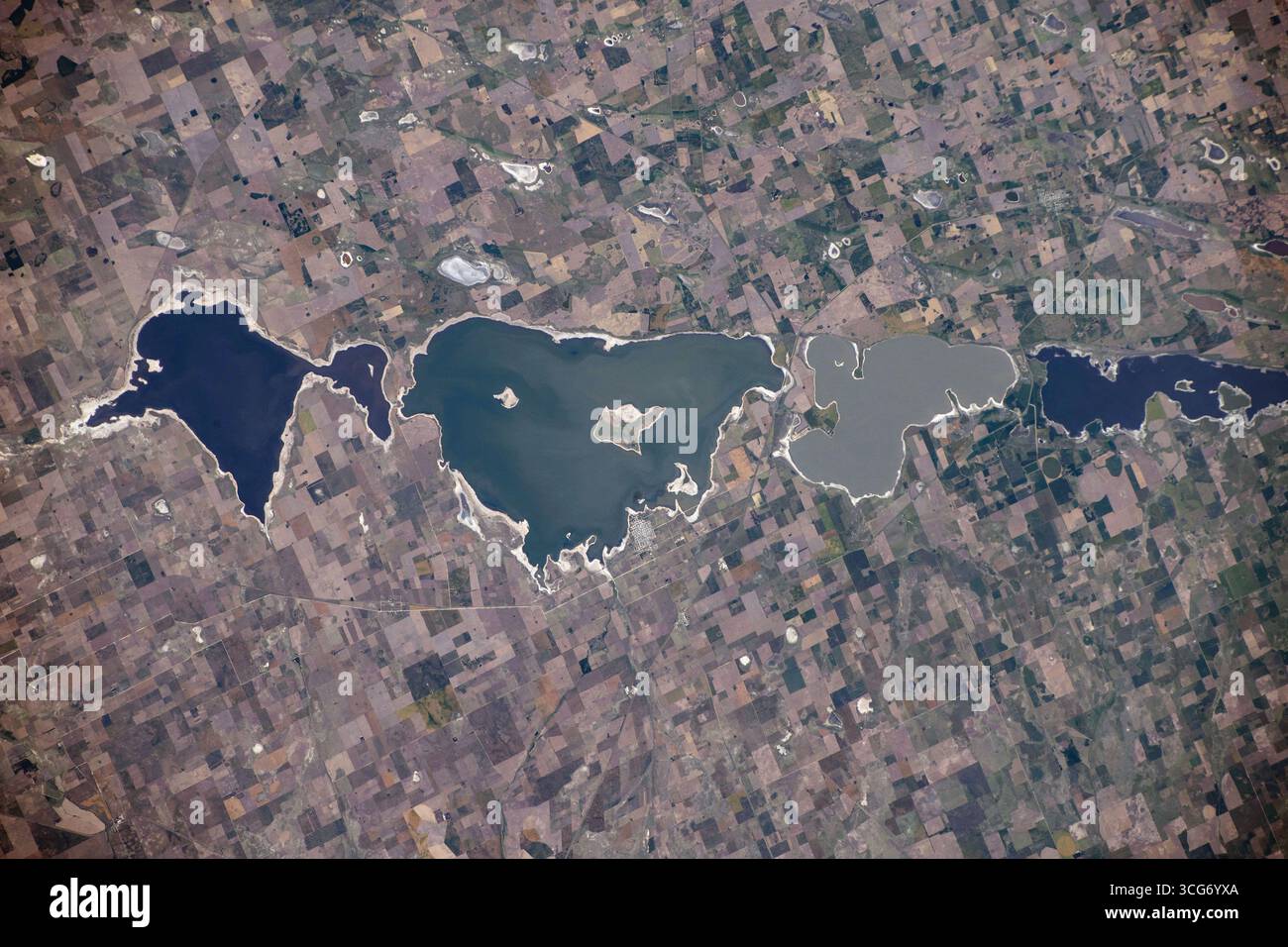 Vier Seen in der argentinischen Provinz Buenos Aires sind von der Internationalen Raumstation aus abgebildet, die 268 Meilen über der südamerikanischen Nation umkreist wurde. In Argentiniens fruchtbarer Region Pampas befinden sich von links die Lagunas del Venado, del Monte, Cochico und Alsina. 16. November 2023 eine optimierte Version eines Originalbildes der NASA: Credit NASA/AMogensen Stockfoto