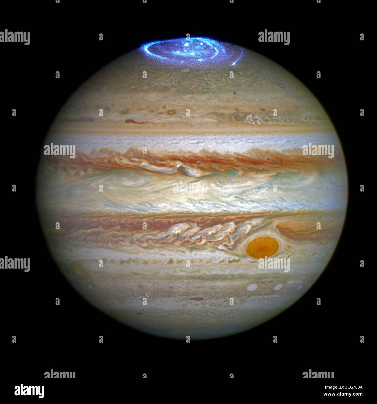 Das Hubble-Weltraumteleskop der NASA hat atemberaubende Bilder von lebendigen Auroras in der Atmosphäre des Jupiters aufgenommen. Diese hellen, farbenfrohen Displays erscheinen in der Nähe der Pole des Planeten, verursacht durch Wechselwirkungen zwischen geladenen Partikeln der Sonne und dem starken Magnetfeld des Jupiters. Hubbles Beobachtungen liefern wertvolle Einblicke in die dynamische Atmosphäre des Jupiters und helfen Wissenschaftlern, Weltraumwetterphänomene auf planetarischer Ebene zu verstehen und einen Einblick in die komplexen Prozesse zu geben, die die Auroralaktivität antreiben. Eine optimierte Version eines Originalbildes der NASA: Credit: NASA Stockfoto