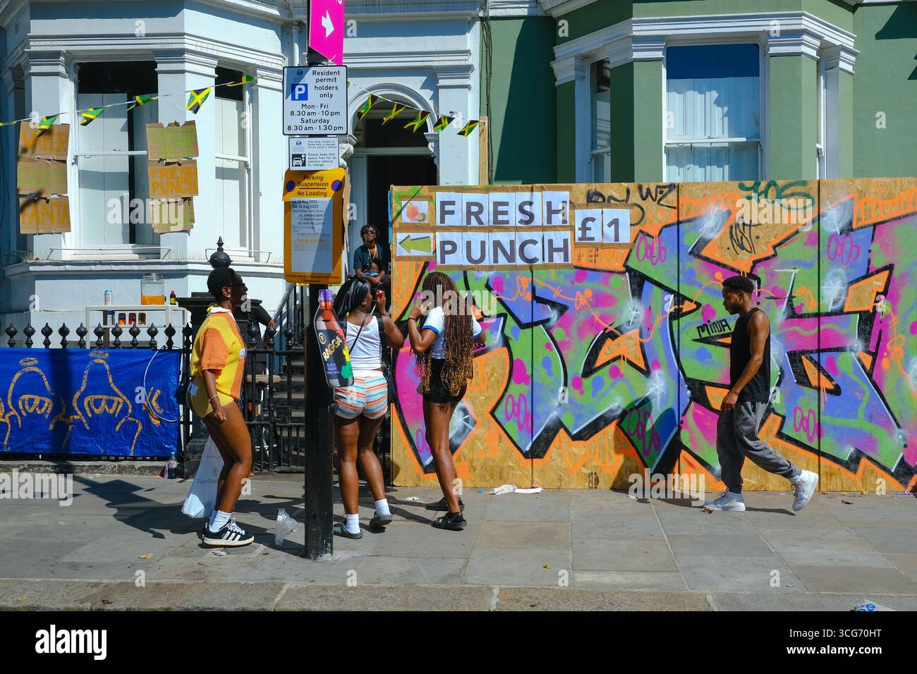 Geschäftstüchtige Bewohner errichteten einen Getränkestand vor ihrem Eingangstor, wo sie ein Schnäppchen Punsch für nur 1 £ während des Erwachsenentages im Notting Hill Carnival anboten. Stockfoto