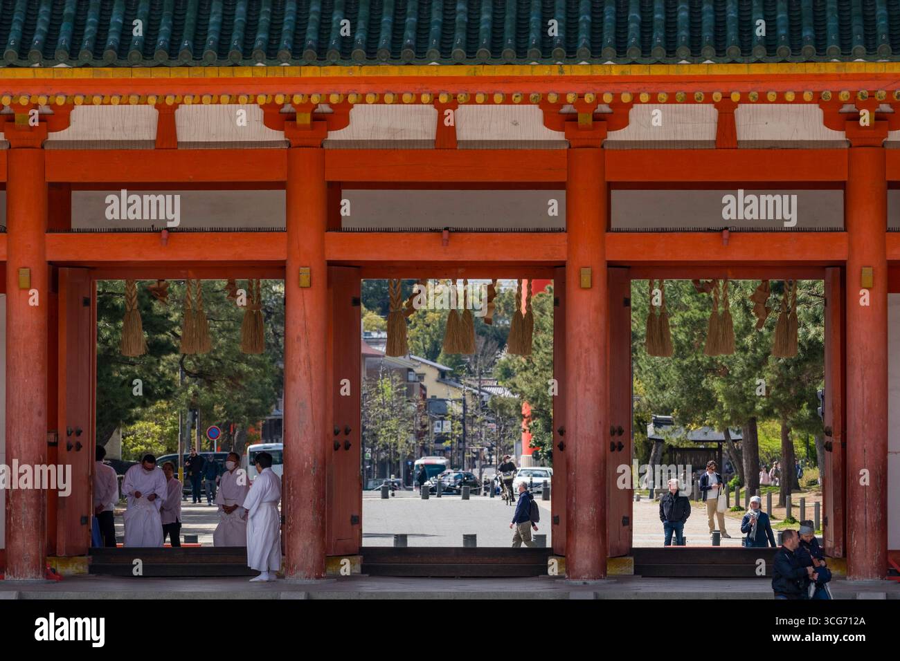 Blick durch Heian Jingu Outemmon Gate in Richtung Okazaki Park, Sakyo Ward, Kyoto, Kansai, Honshu, Japan Stockfoto