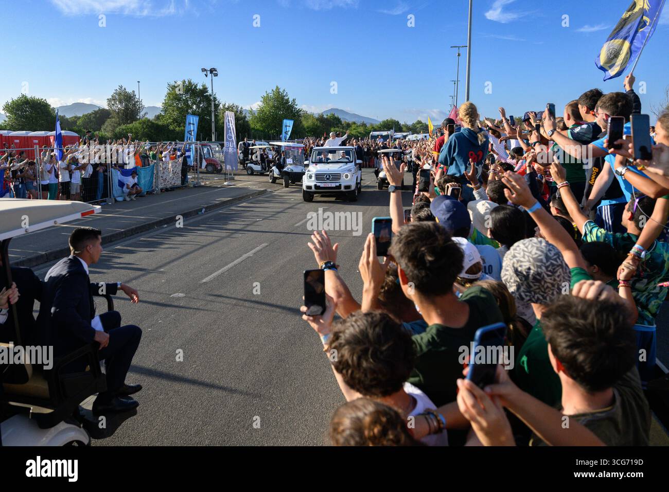 Papst Leo XIV. Segnete die Menschenmassen bei seiner Ankunft zur Abschlussmesse des Jugendarbeitsjubiläums im Lager Tor Vergata in Rom, Italien. Stockfoto