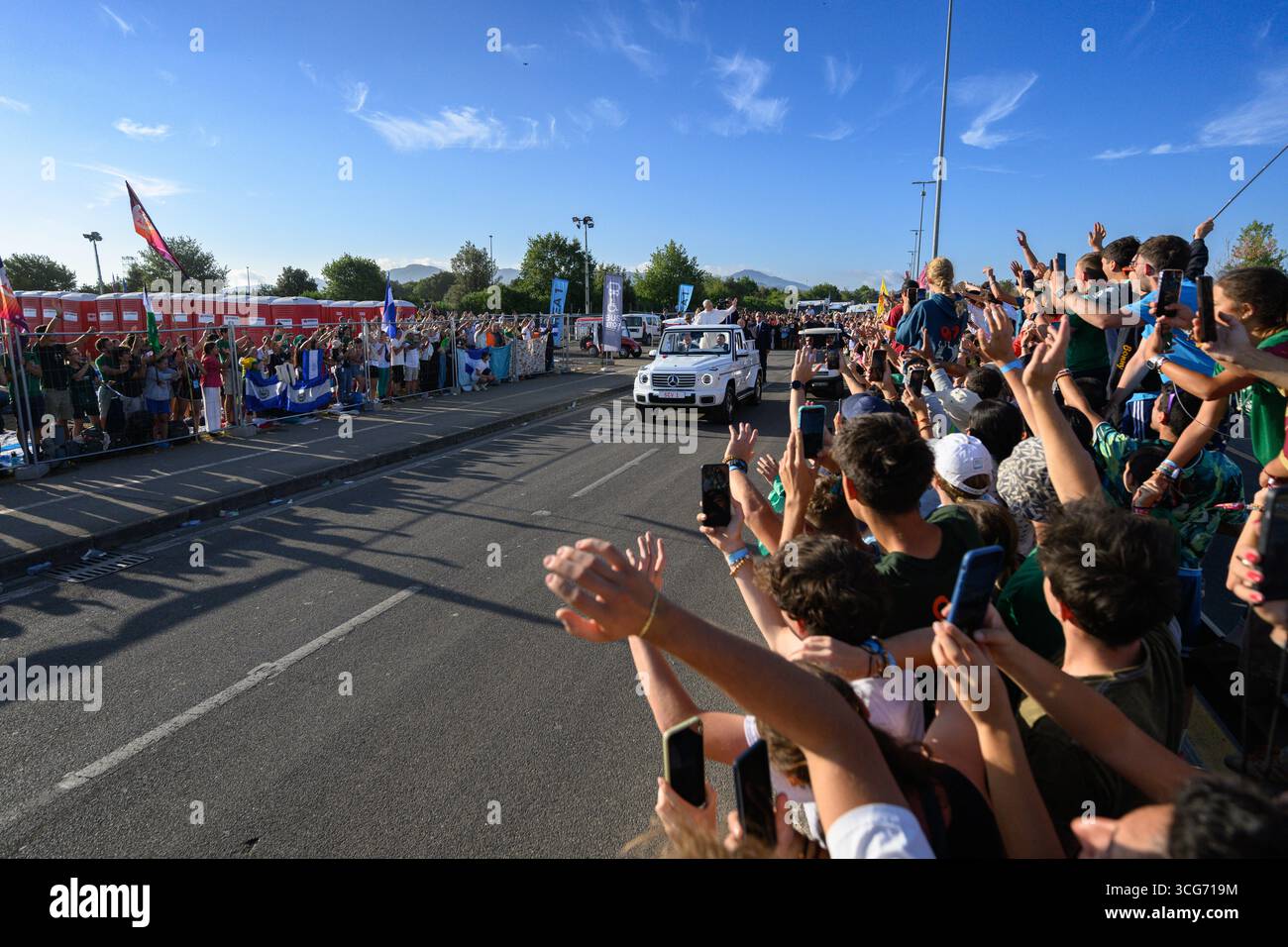 Papst Leo XIV. Segnete die Menschenmassen bei seiner Ankunft zur Abschlussmesse des Jugendarbeitsjubiläums im Lager Tor Vergata in Rom, Italien. Stockfoto
