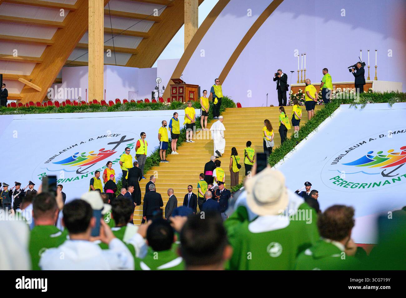 Papst Leo XIV. Bestieg die Stufen, nachdem er zur Abschlussmesse des Jugendarbeitsjubiläums im Lager Tor Vergata in Rom, Italien, angekommen ist. Stockfoto