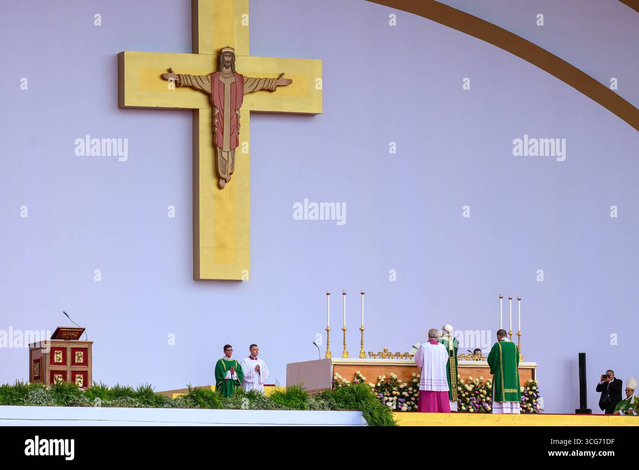 Papst Leo XIV. Weicht den Altar während der Abschlussfeier des Jugendarbeitsjubiläums im Lager Tor Vergata in Rom, Italien. Stockfoto