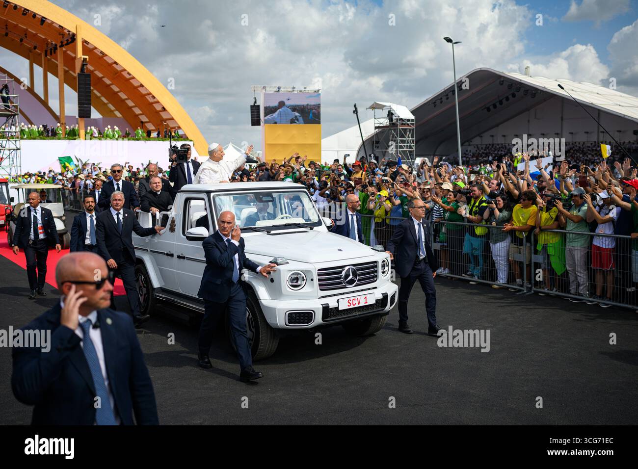 Papst Leo XIV. Segnete die Menschenmassen, als er nach der Abschlussmesse des Jugendarbeitsjubiläums im Lager Tor Vergata in Rom, Italien, verreist. Stockfoto