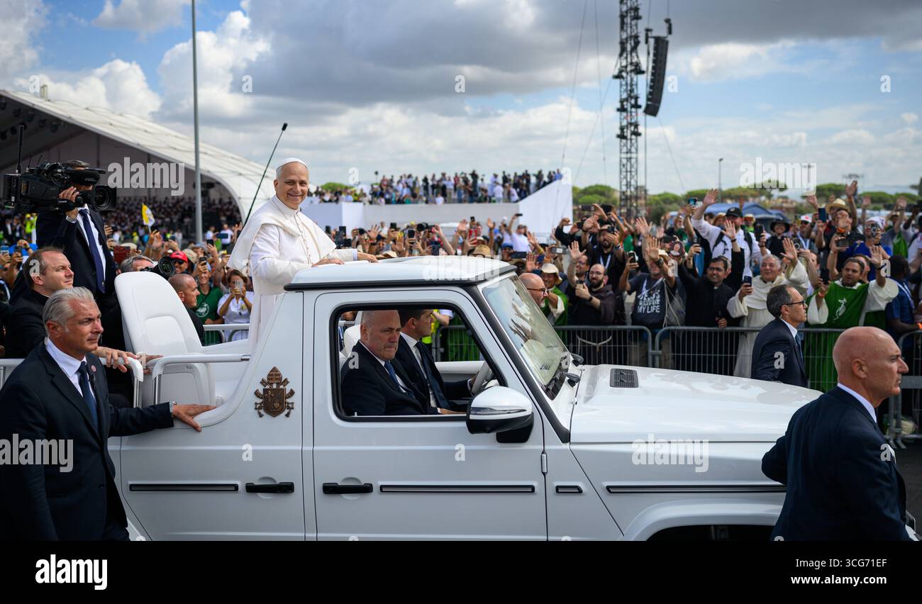 Papst Leo XIV. Segnete die Menschenmassen, als er nach der Abschlussmesse des Jugendarbeitsjubiläums im Lager Tor Vergata in Rom, Italien, verreist. Stockfoto
