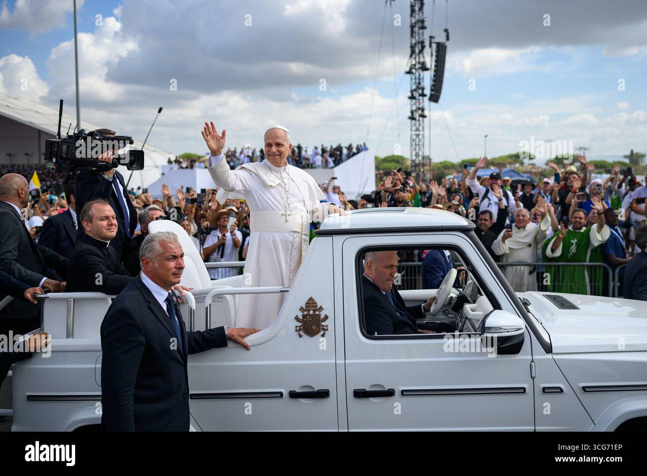 Papst Leo XIV. Segnete die Menschenmassen, als er nach der Abschlussmesse des Jugendarbeitsjubiläums im Lager Tor Vergata in Rom, Italien, verreist. Stockfoto